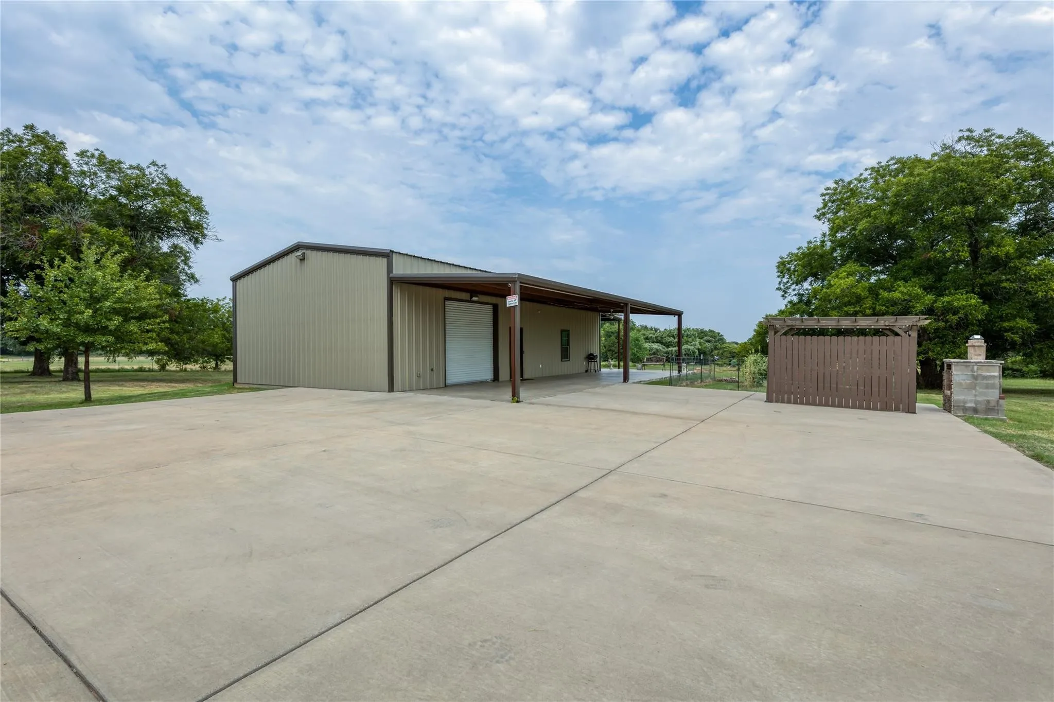 Single Family Residence For Sale in Parker County , 210 Spring Branch Trail N, Springtown, Texas 76082, 1 Bedroom, 1 Bathroom, 1 Garage spaces, 750 Sqft, built in 2021, mls#21319639, Real Estate Agent in Springtown, Homes For Sale in Parker county, Homes For Sale in Springtown, Realtor in Springtown Texas, Real Estate Brokerage Independent Realty Texas, Luminita Cordes Realtor