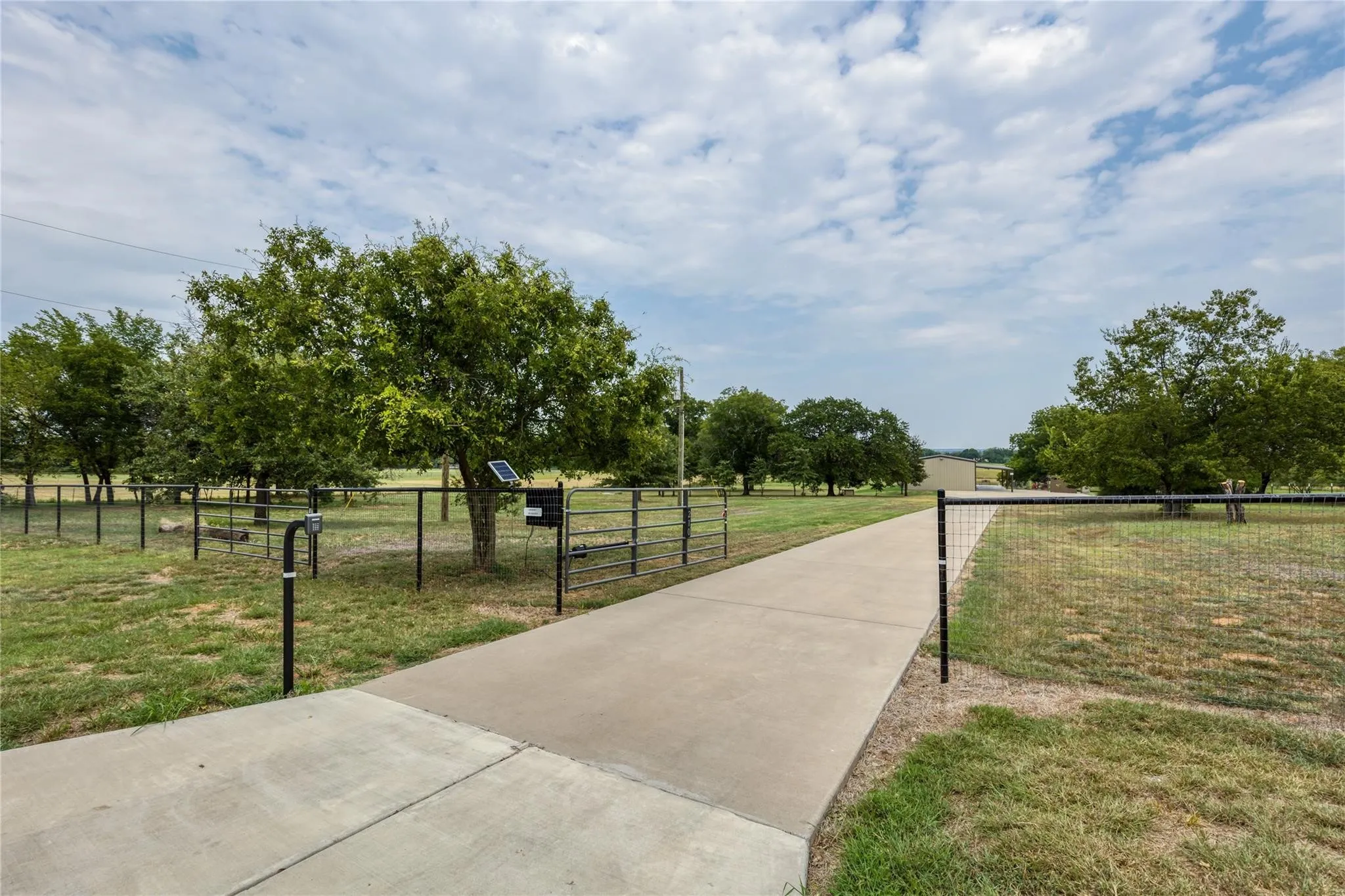 Single Family Residence For Sale in Parker County , 210 Spring Branch Trail N, Springtown, Texas 76082, 1 Bedroom, 1 Bathroom, 1 Garage spaces, 750 Sqft, built in 2021, mls#21319639, Real Estate Agent in Springtown, Homes For Sale in Parker county, Homes For Sale in Springtown, Realtor in Springtown Texas, Real Estate Brokerage Independent Realty Texas, Luminita Cordes Realtor