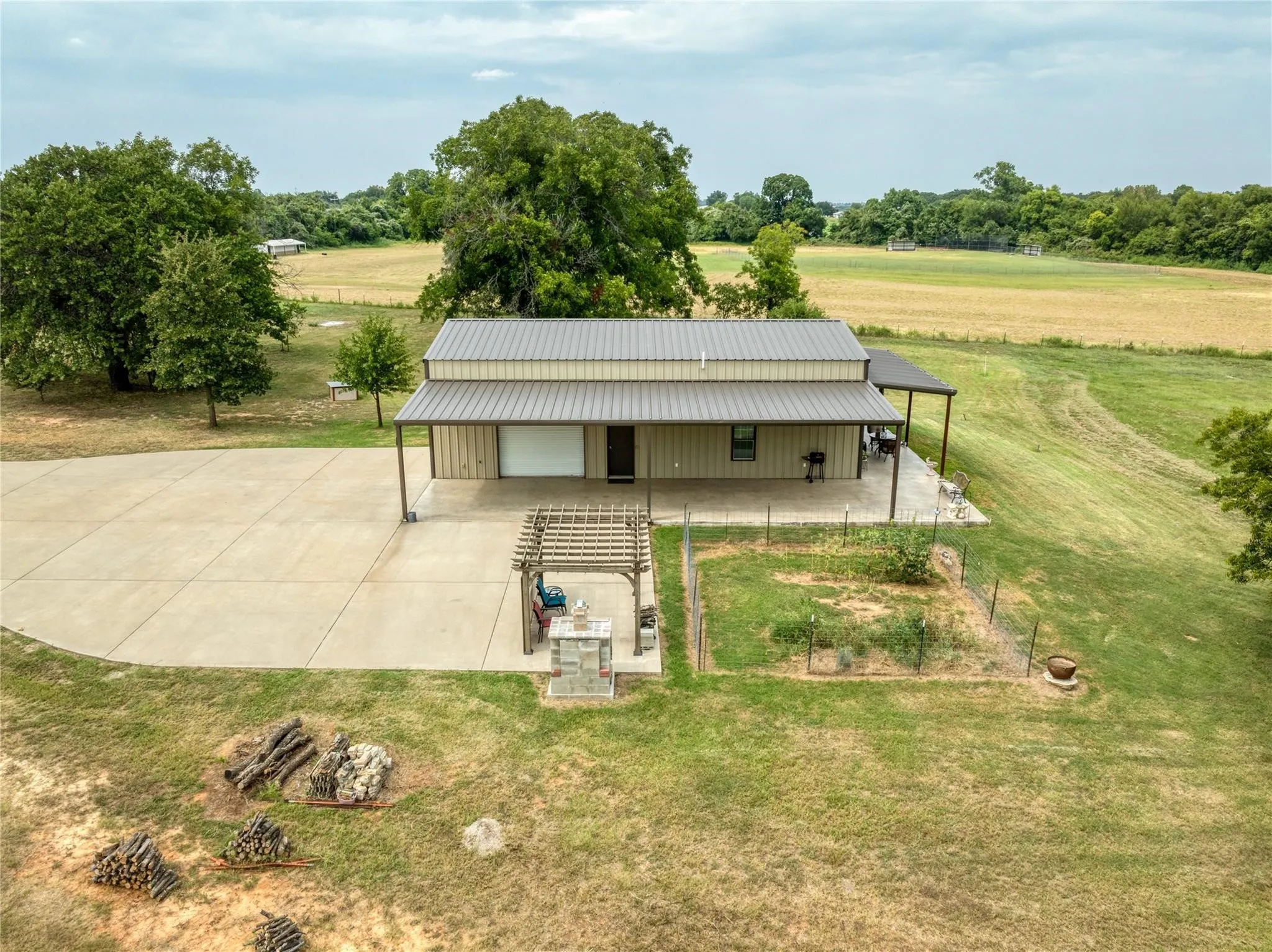 Single Family Residence For Sale in Parker County , 210 Spring Branch Trail N, Springtown, Texas 76082, 1 Bedroom, 1 Bathroom, 1 Garage spaces, 750 Sqft, built in 2021, mls#21319639, Real Estate Agent in Springtown, Homes For Sale in Parker county, Homes For Sale in Springtown, Realtor in Springtown Texas, Real Estate Brokerage Independent Realty Texas, Luminita Cordes Realtor