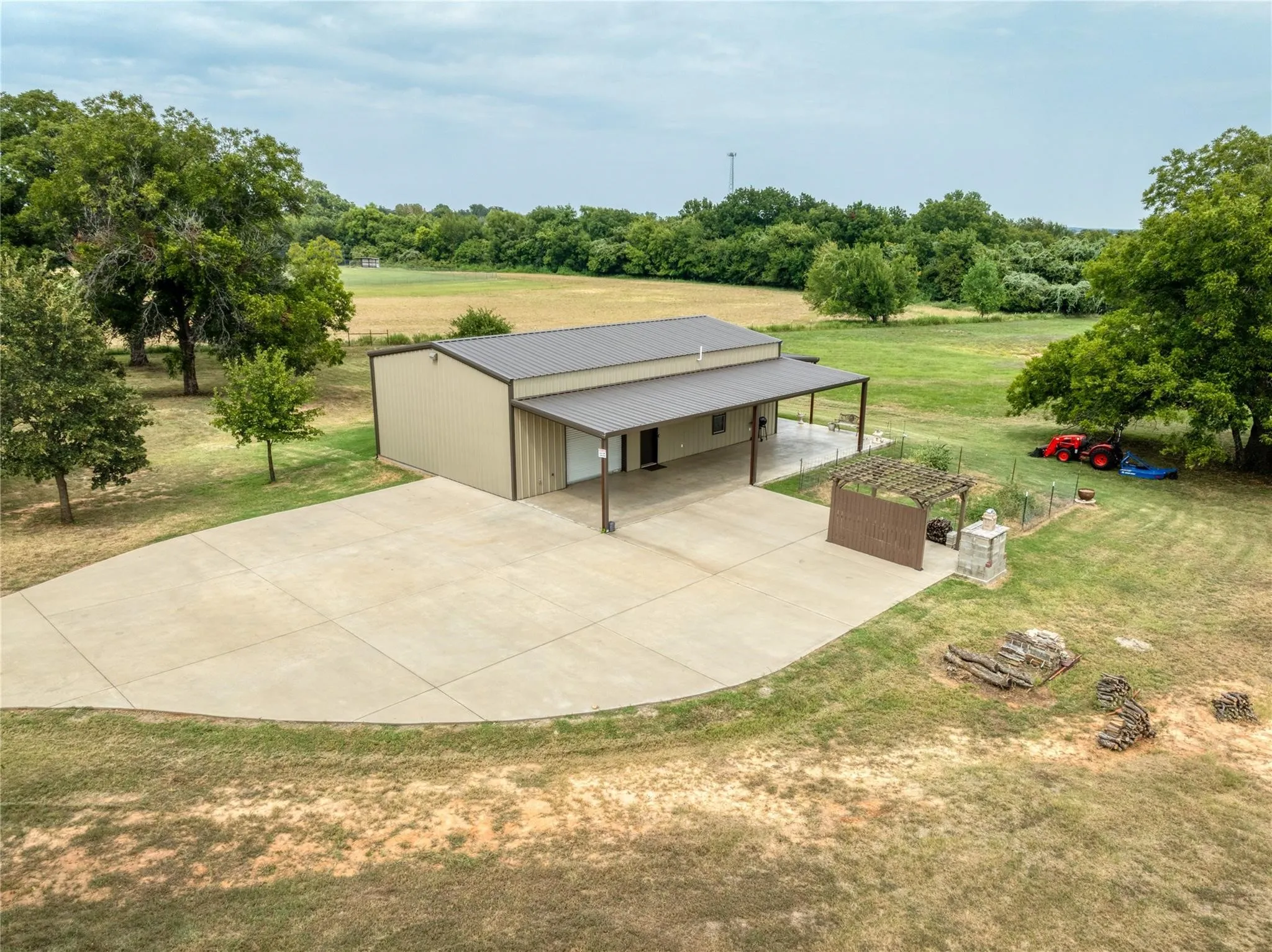Single Family Residence For Sale in Parker County , 210 Spring Branch Trail N, Springtown, Texas 76082, 1 Bedroom, 1 Bathroom, 1 Garage spaces, 750 Sqft, built in 2021, mls#21319639, Real Estate Agent in Springtown, Homes For Sale in Parker county, Homes For Sale in Springtown, Realtor in Springtown Texas, Real Estate Brokerage Independent Realty Texas, Luminita Cordes Realtor