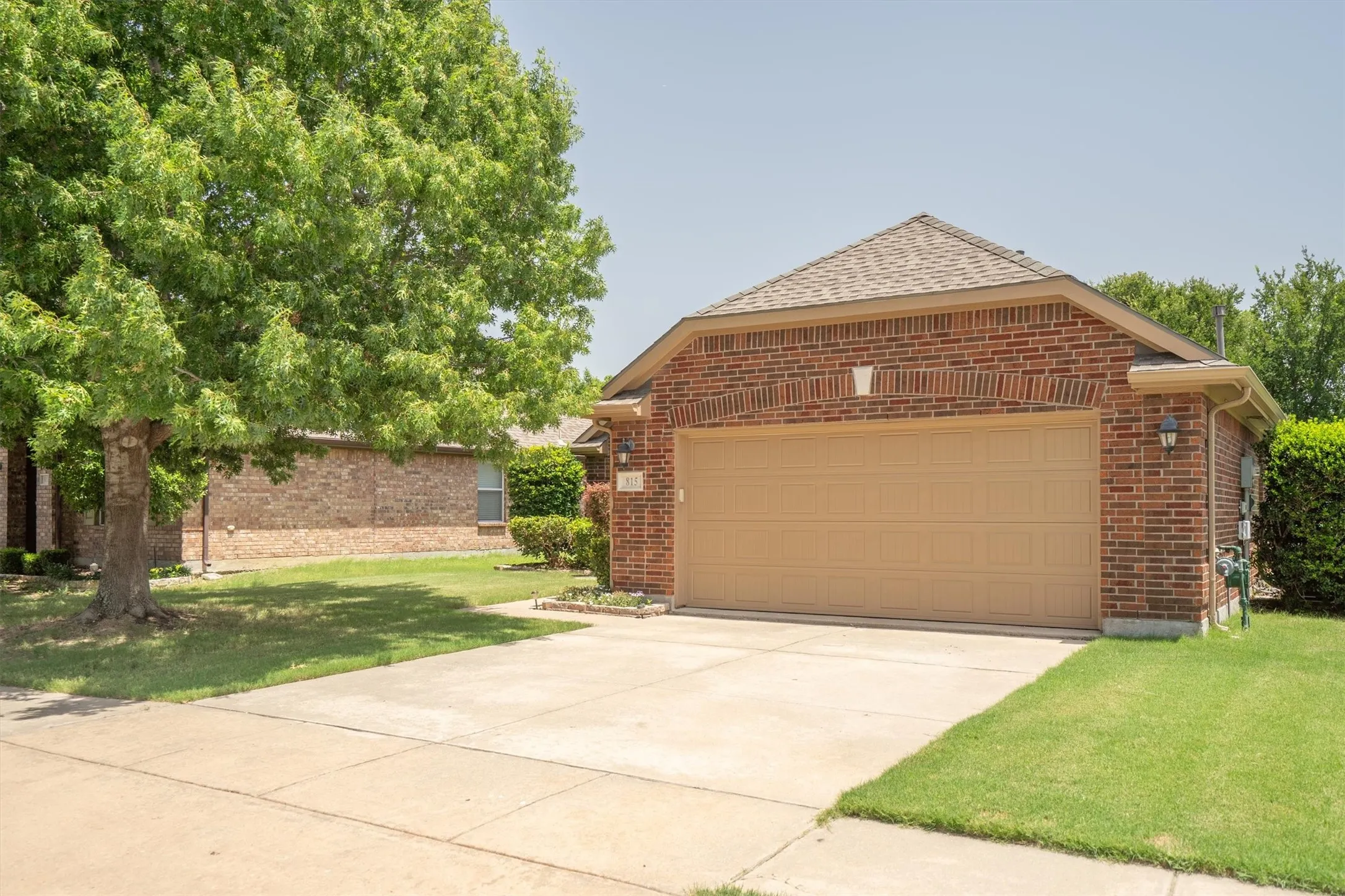 Single Family Residence For Sale in Denton County , 815 Horizon Ridge Circle, Little Elm, Texas 75068, 3 Bedroom, 2 Bathroom, 2 Garage spaces, 1,526 Sqft, built in 2008, mls#21316168, Real Estate Agent in Little Elm, Homes For Sale in Denton county, Homes For Sale in Little Elm, Realtor in Little Elm Texas, Real Estate Brokerage Independent Realty Texas, Luminita Cordes Realtor