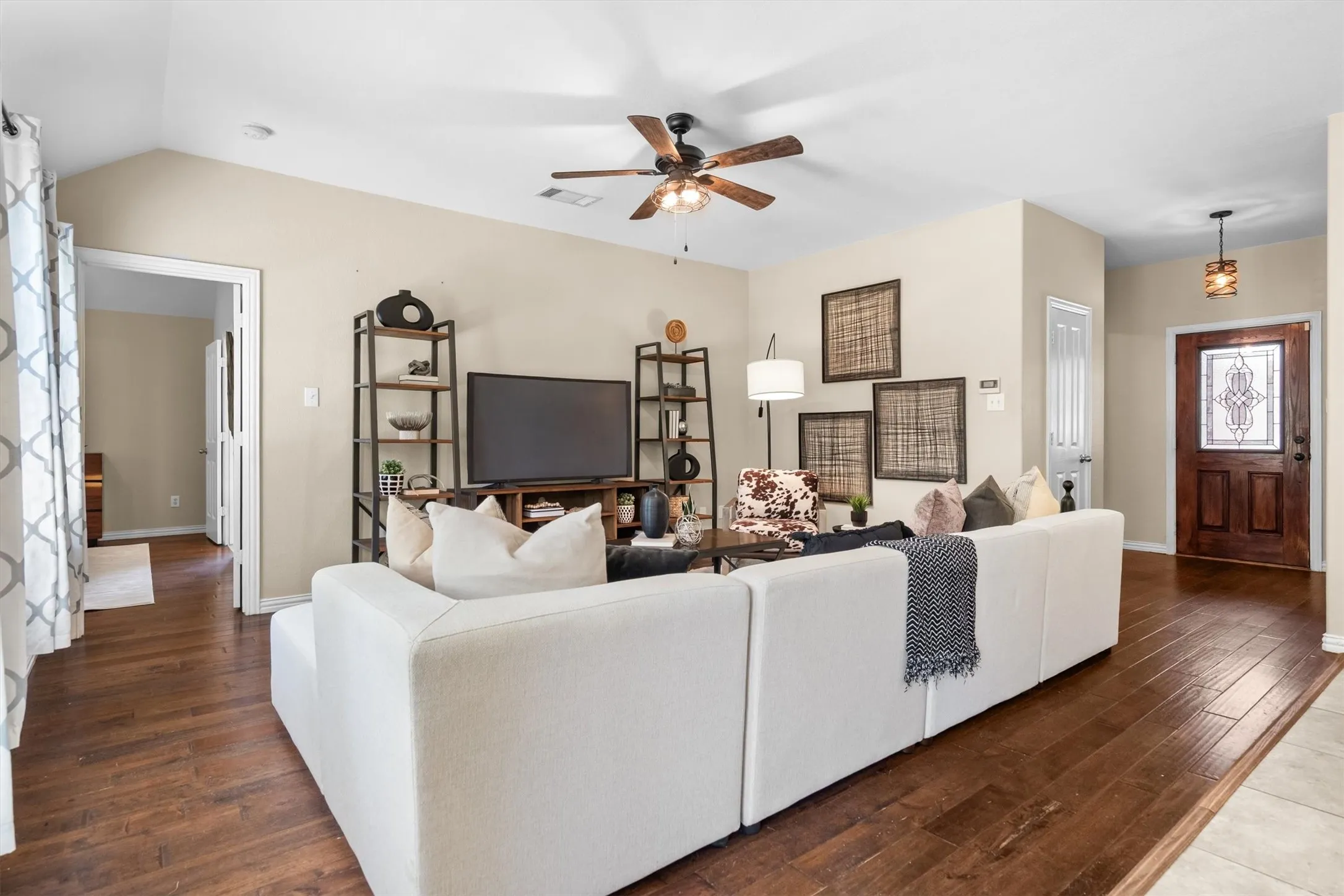 Single Family Residence For Sale in Denton County , 815 Horizon Ridge Circle, Little Elm, Texas 75068, 3 Bedroom, 2 Bathroom, 2 Garage spaces, 1,526 Sqft, built in 2008, mls#21316168, Real Estate Agent in Little Elm, Homes For Sale in Denton county, Homes For Sale in Little Elm, Realtor in Little Elm Texas, Real Estate Brokerage Independent Realty Texas, Luminita Cordes Realtor