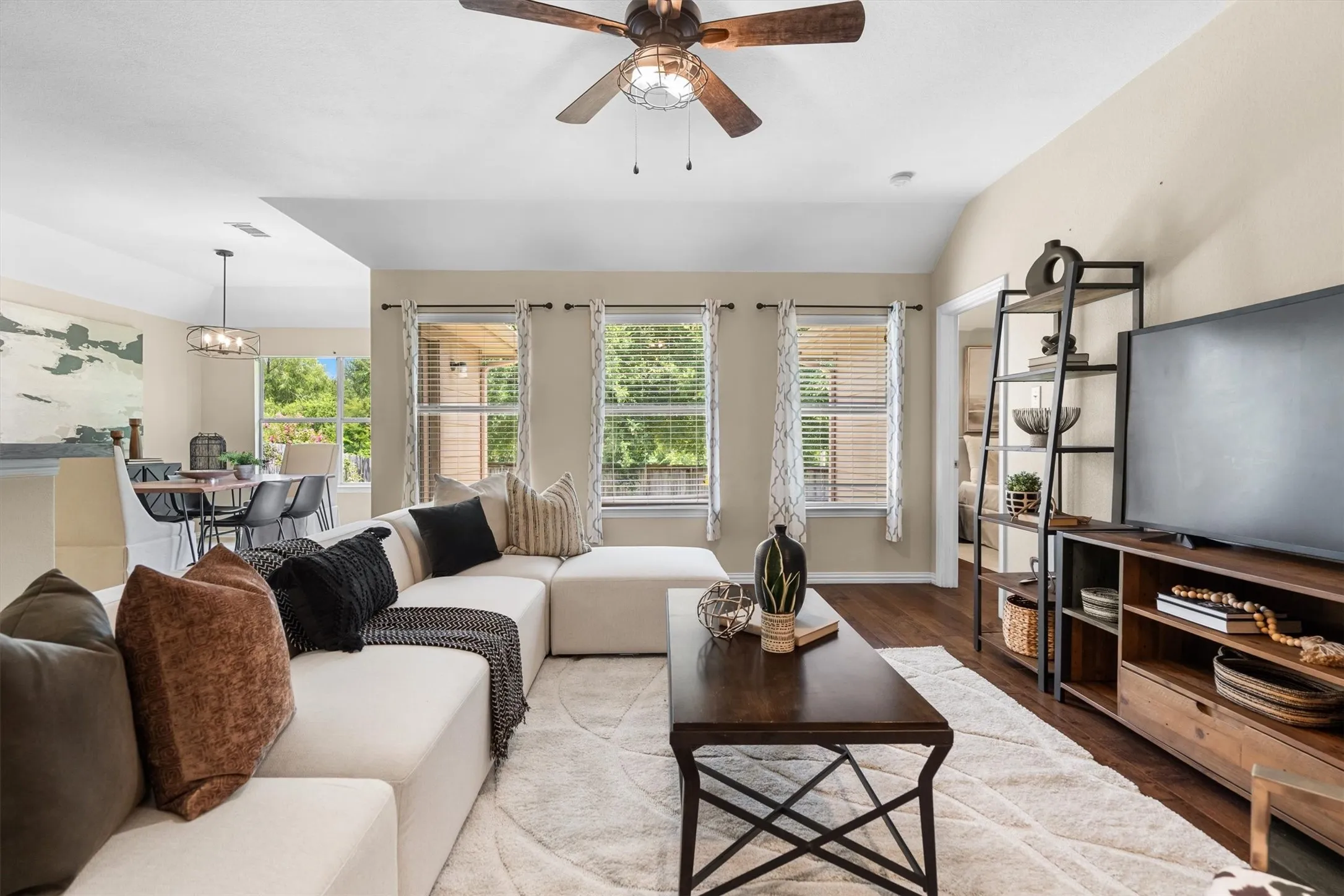 Single Family Residence For Sale in Denton County , 815 Horizon Ridge Circle, Little Elm, Texas 75068, 3 Bedroom, 2 Bathroom, 2 Garage spaces, 1,526 Sqft, built in 2008, mls#21316168, Real Estate Agent in Little Elm, Homes For Sale in Denton county, Homes For Sale in Little Elm, Realtor in Little Elm Texas, Real Estate Brokerage Independent Realty Texas, Luminita Cordes Realtor