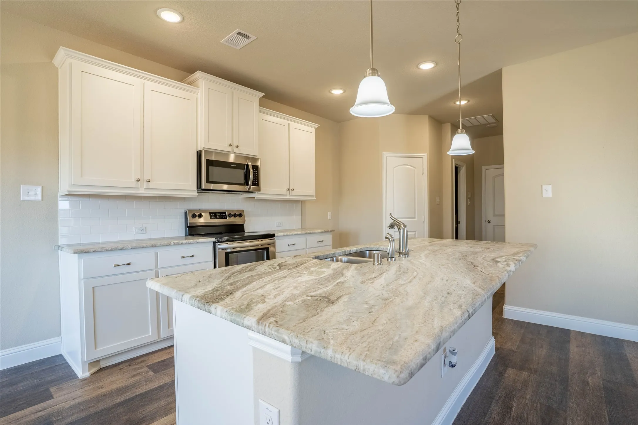 Townhouse For Rent in Hunt County , 6819 Topaz Drive, Greenville, Texas 75402, 3 Bedroom, 3 Bathroom, 2 Garage spaces, 1,926 Sqft, built in 2021, mls#21319705, Real Estate Agent in Greenville, Homes For Rent in Hunt county, Homes For Rent in Greenville, Realtor in Greenville Texas, Real Estate Brokerage Independent Realty Texas, Luminita Cordes Realtor