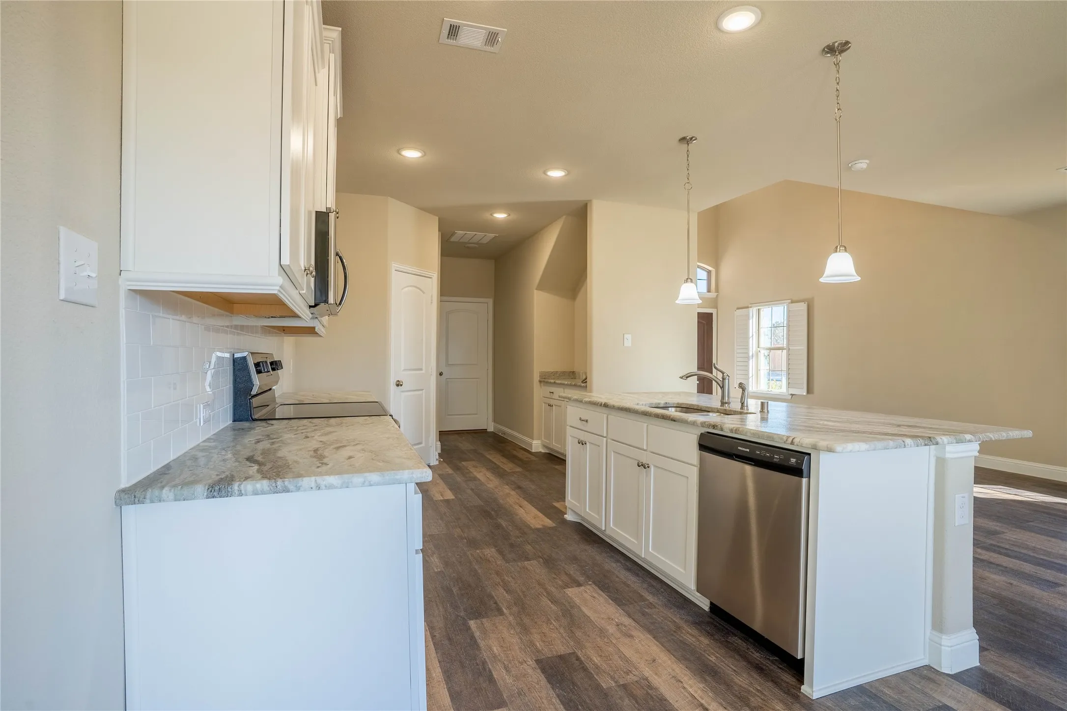 Townhouse For Rent in Hunt County , 6819 Topaz Drive, Greenville, Texas 75402, 3 Bedroom, 3 Bathroom, 2 Garage spaces, 1,926 Sqft, built in 2021, mls#21319705, Real Estate Agent in Greenville, Homes For Rent in Hunt county, Homes For Rent in Greenville, Realtor in Greenville Texas, Real Estate Brokerage Independent Realty Texas, Luminita Cordes Realtor