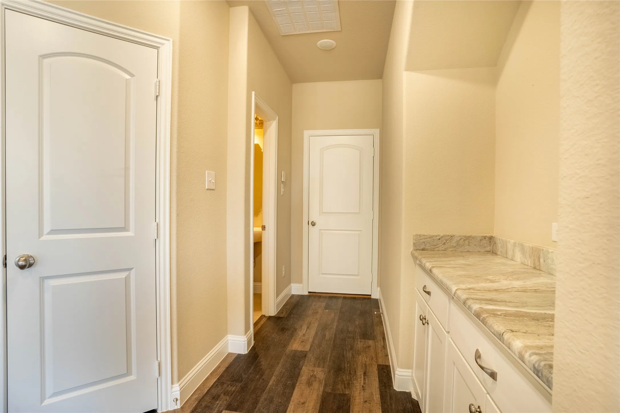 Townhouse For Rent in Hunt County , 6819 Topaz Drive, Greenville, Texas 75402, 3 Bedroom, 3 Bathroom, 2 Garage spaces, 1,926 Sqft, built in 2021, mls#21319705, Real Estate Agent in Greenville, Homes For Rent in Hunt county, Homes For Rent in Greenville, Realtor in Greenville Texas, Real Estate Brokerage Independent Realty Texas, Luminita Cordes Realtor