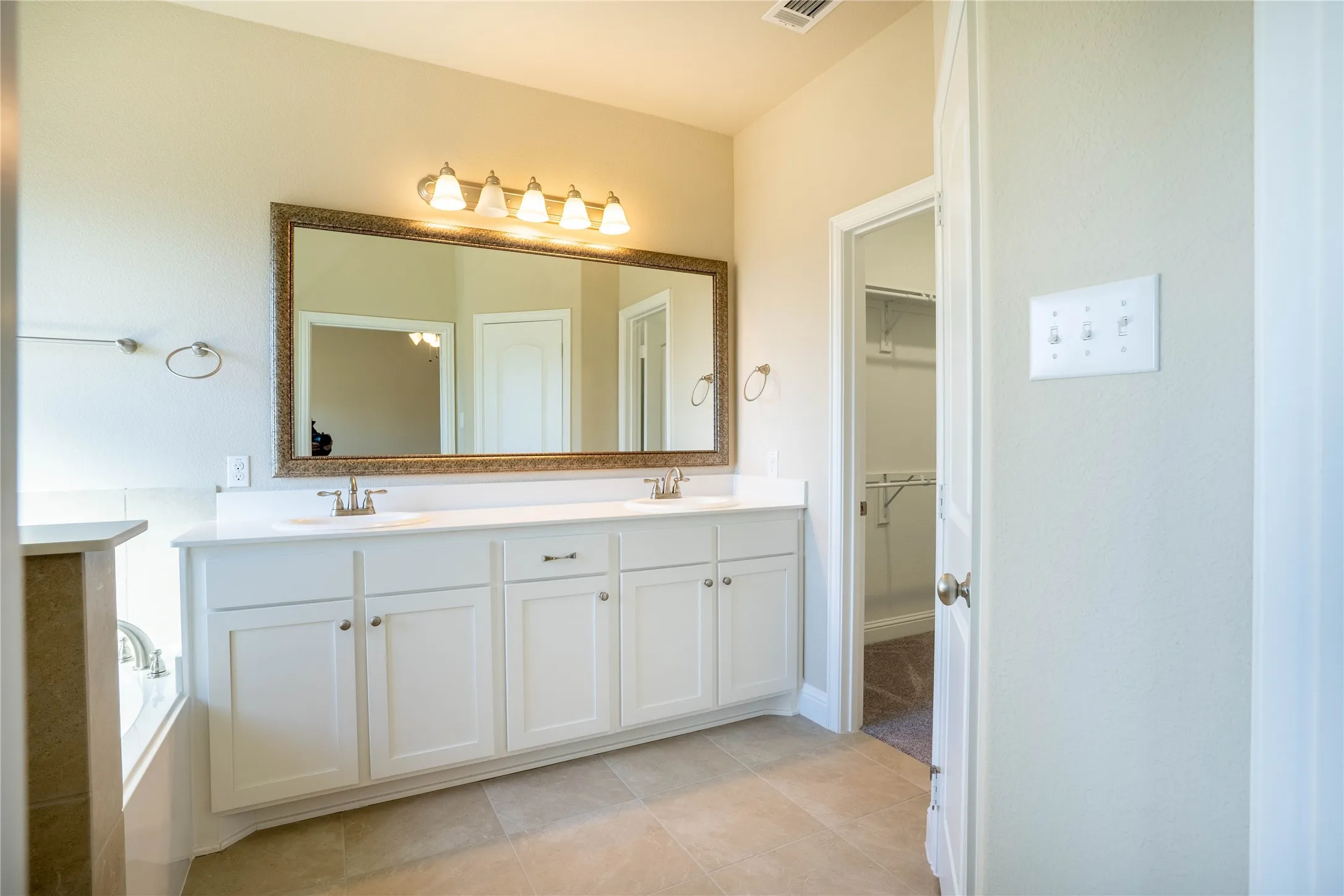Townhouse For Rent in Hunt County , 6819 Topaz Drive, Greenville, Texas 75402, 3 Bedroom, 3 Bathroom, 2 Garage spaces, 1,926 Sqft, built in 2021, mls#21319705, Real Estate Agent in Greenville, Homes For Rent in Hunt county, Homes For Rent in Greenville, Realtor in Greenville Texas, Real Estate Brokerage Independent Realty Texas, Luminita Cordes Realtor