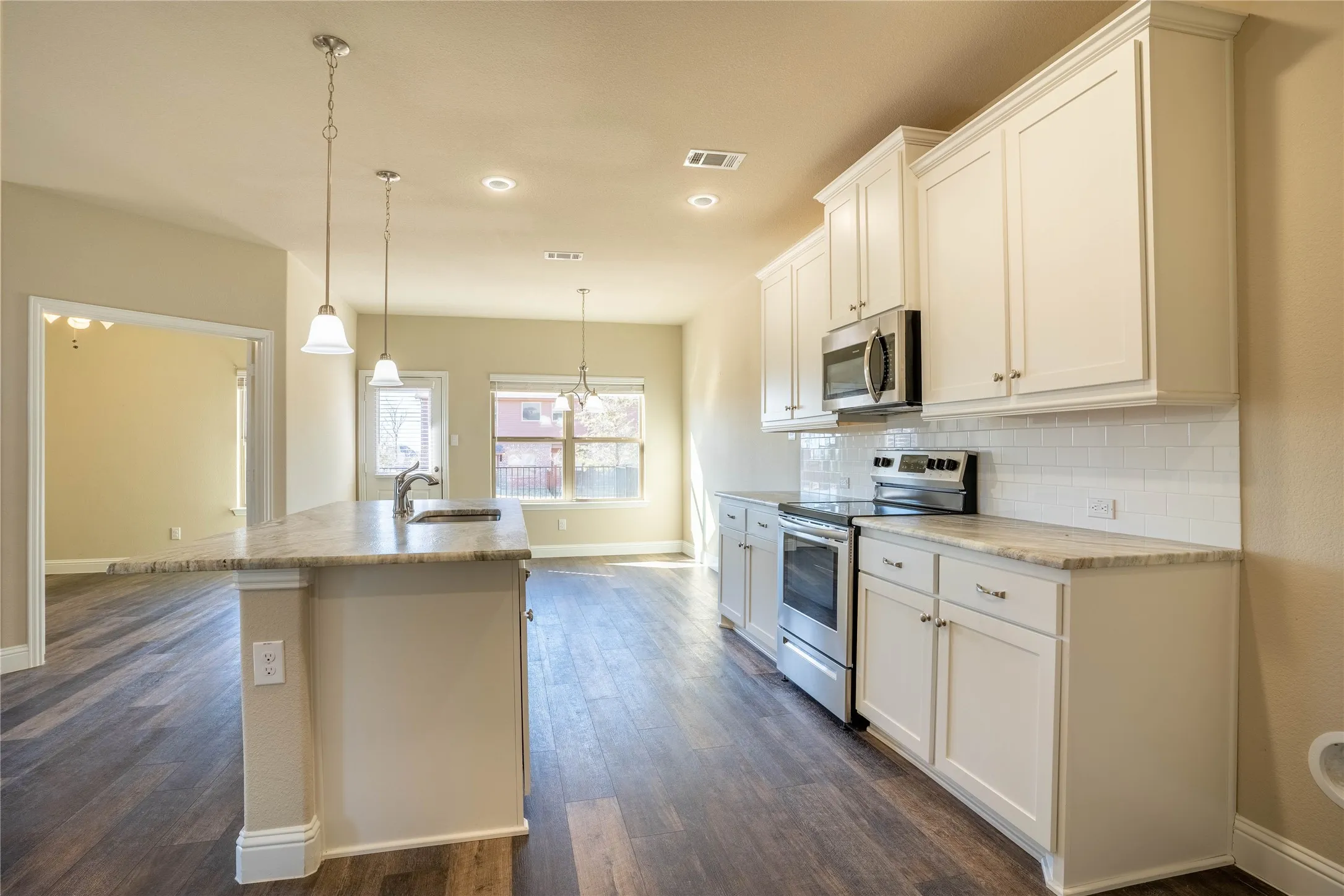 Townhouse For Rent in Hunt County , 6819 Topaz Drive, Greenville, Texas 75402, 3 Bedroom, 3 Bathroom, 2 Garage spaces, 1,926 Sqft, built in 2021, mls#21319705, Real Estate Agent in Greenville, Homes For Rent in Hunt county, Homes For Rent in Greenville, Realtor in Greenville Texas, Real Estate Brokerage Independent Realty Texas, Luminita Cordes Realtor