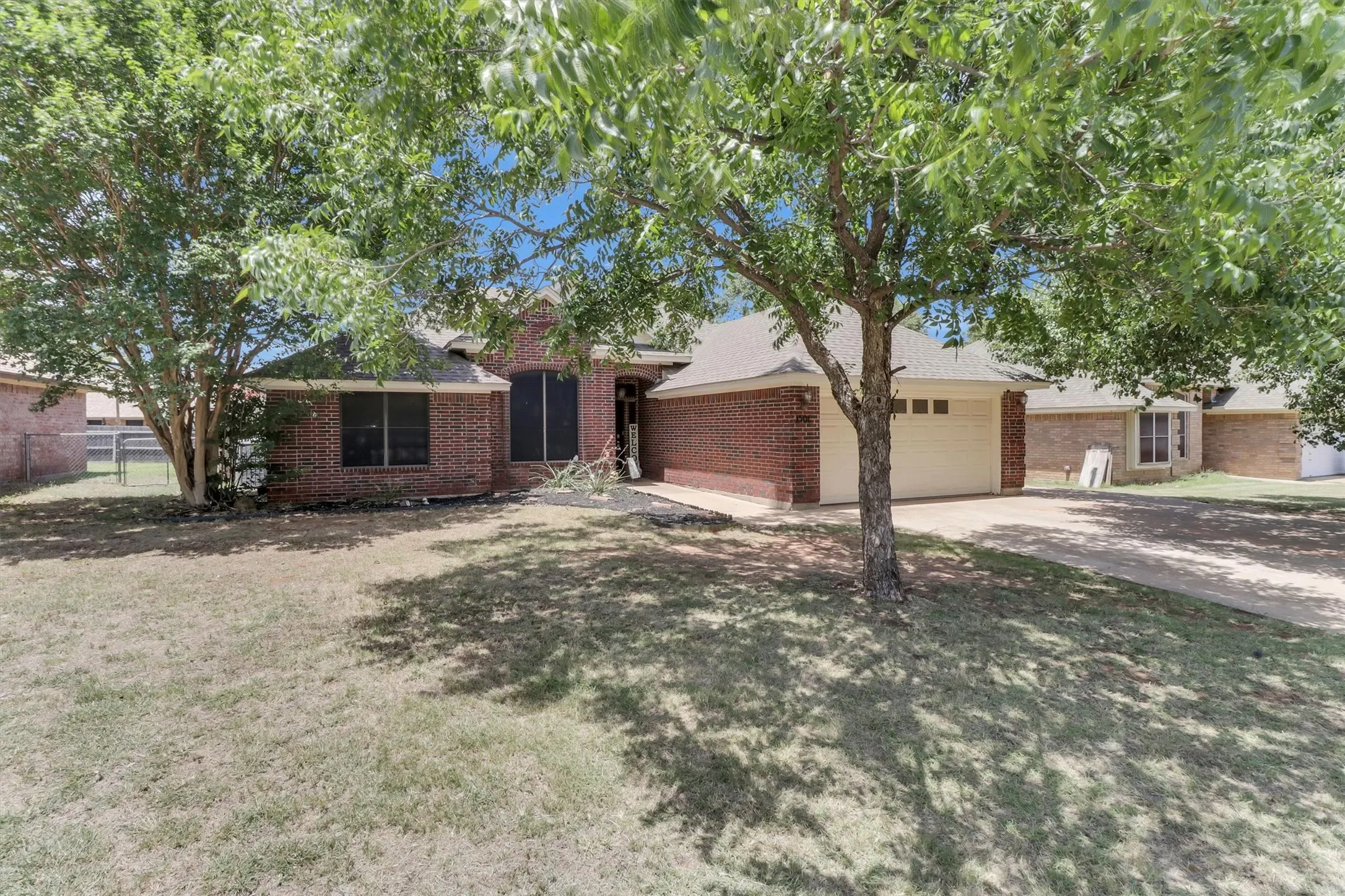 Single Family Residence For Sale in Hood County , 1506 Berry Patch Lane, Granbury, Texas 76048, 3 Bedroom, 2 Bathroom, 2 Garage spaces, 1,657 Sqft, built in 1998, mls#21318164, Real Estate Agent in Granbury, Homes For Sale in Hood county, Homes For Sale in Granbury, Realtor in Granbury Texas, Real Estate Brokerage Independent Realty Texas, Luminita Cordes Realtor