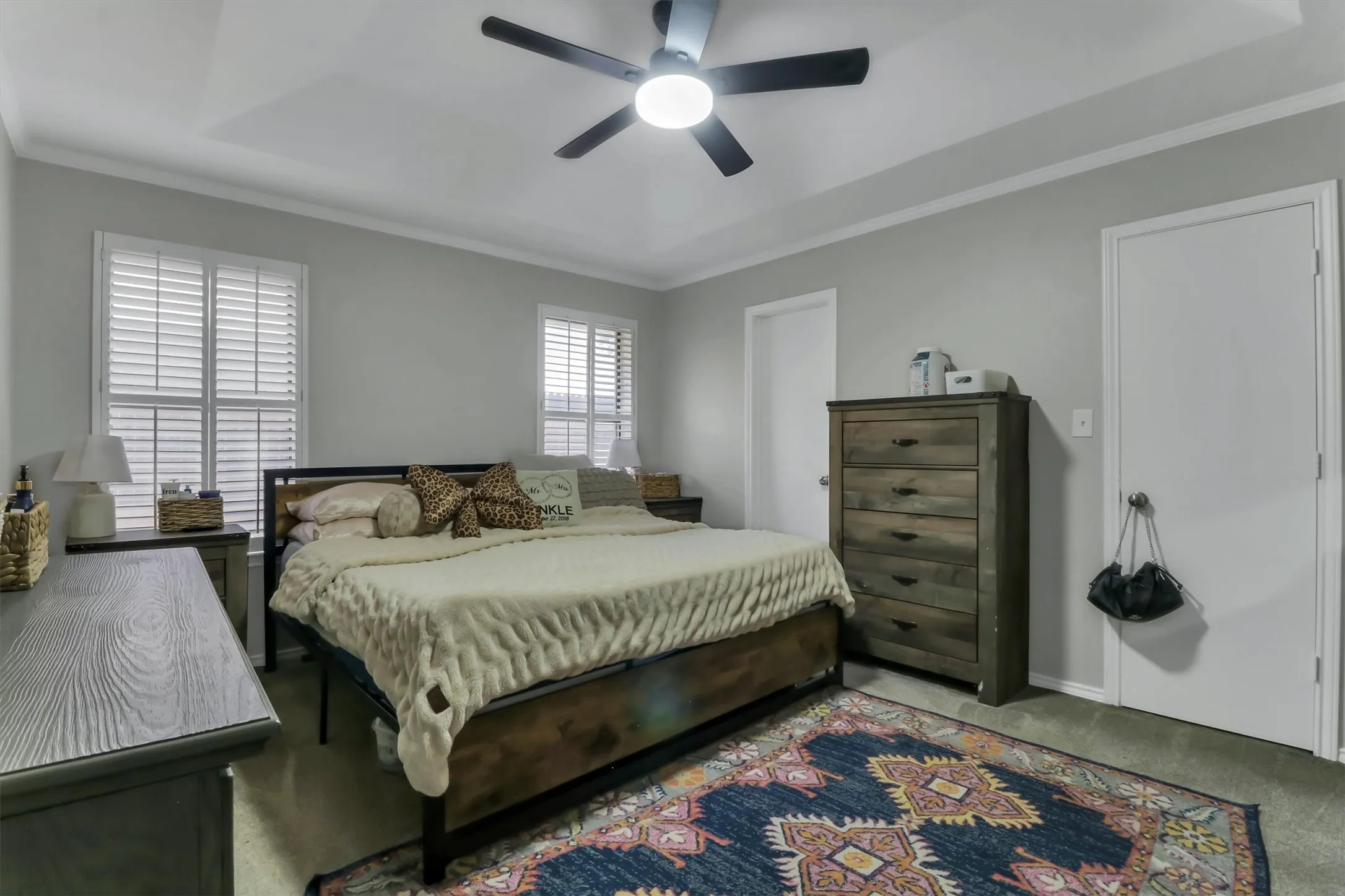 Recessed ceiling with crown molding and ceiling fan