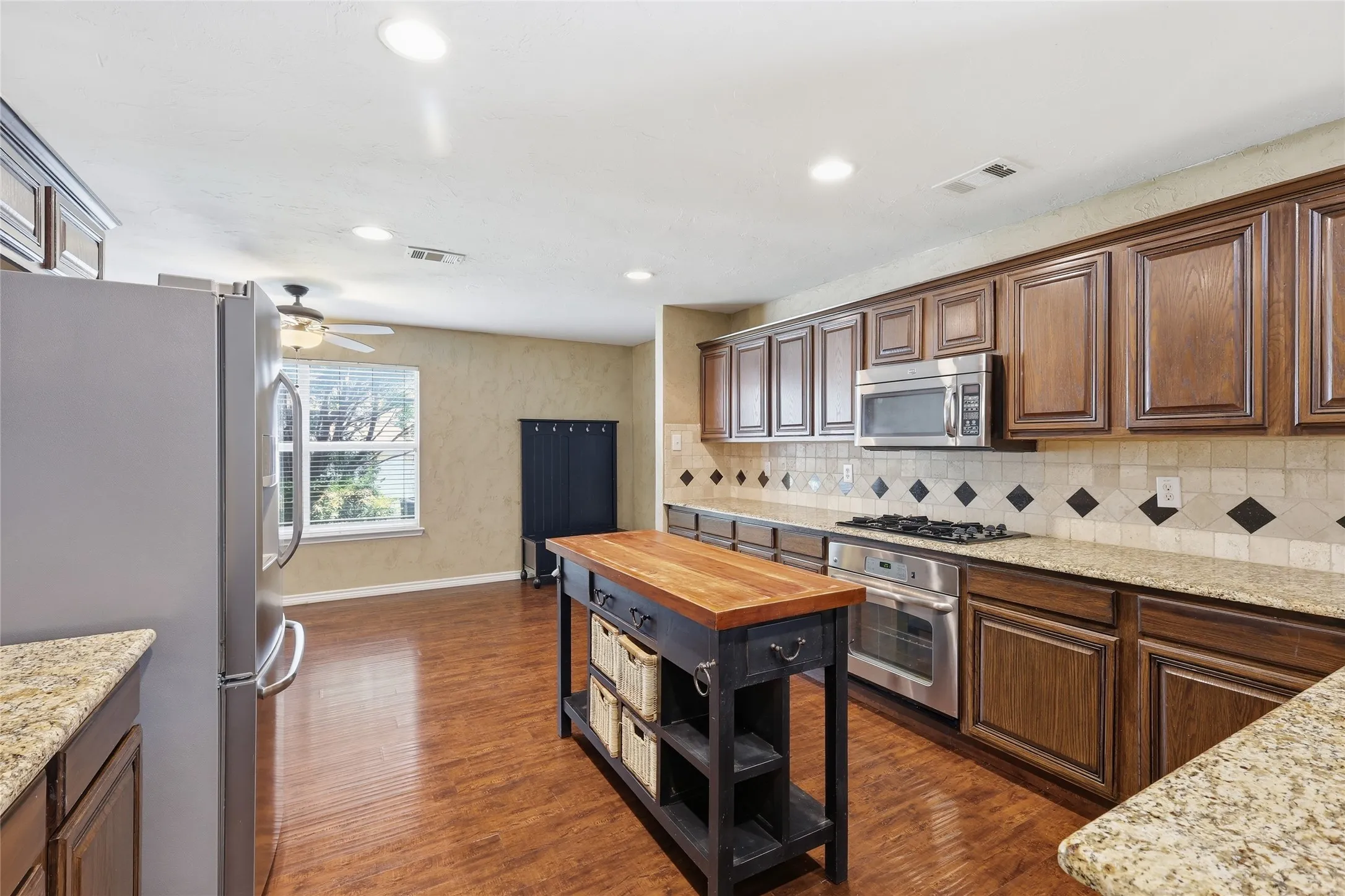 Single Family Residence For Sale in Tarrant County , 1538 Highland Lakes Drive, Keller, Texas 76248, 4 Bedroom, 3 Bathroom, 2 Garage spaces, 3,123 Sqft, built in 1998, mls#21318805, Real Estate Agent in Keller, Homes For Sale in Tarrant county, Homes For Sale in Keller, Realtor in Keller Texas, Real Estate Brokerage Independent Realty Texas, Luminita Cordes Realtor