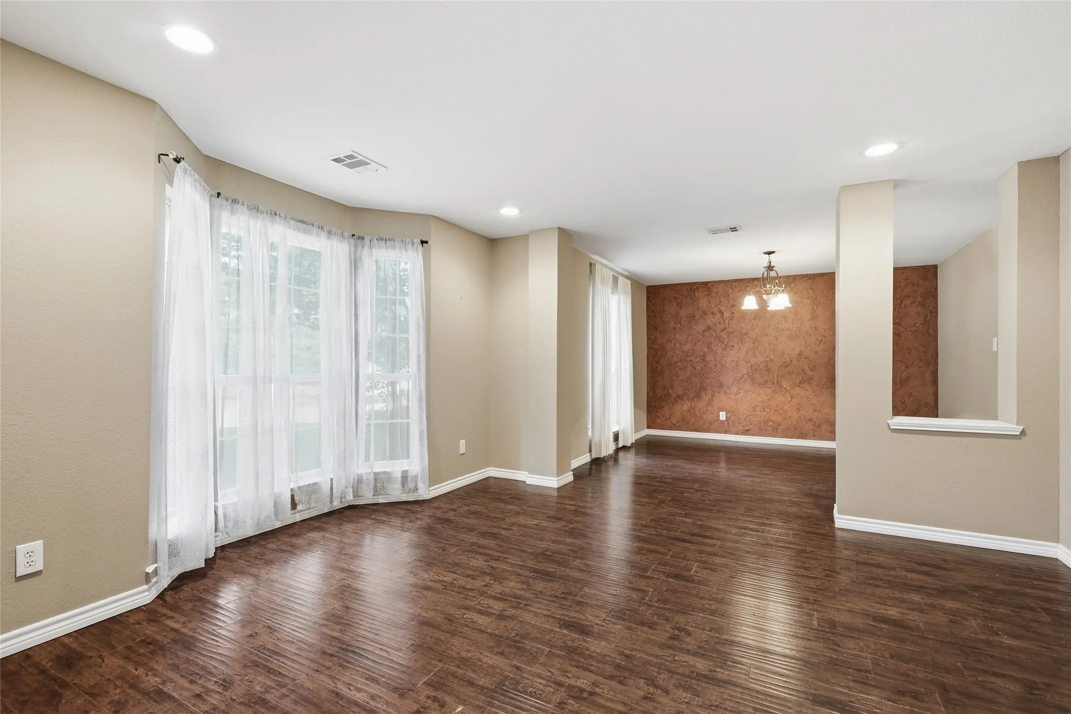 Single Family Residence For Sale in Tarrant County , 1538 Highland Lakes Drive, Keller, Texas 76248, 4 Bedroom, 3 Bathroom, 2 Garage spaces, 3,123 Sqft, built in 1998, mls#21318805, Real Estate Agent in Keller, Homes For Sale in Tarrant county, Homes For Sale in Keller, Realtor in Keller Texas, Real Estate Brokerage Independent Realty Texas, Luminita Cordes Realtor