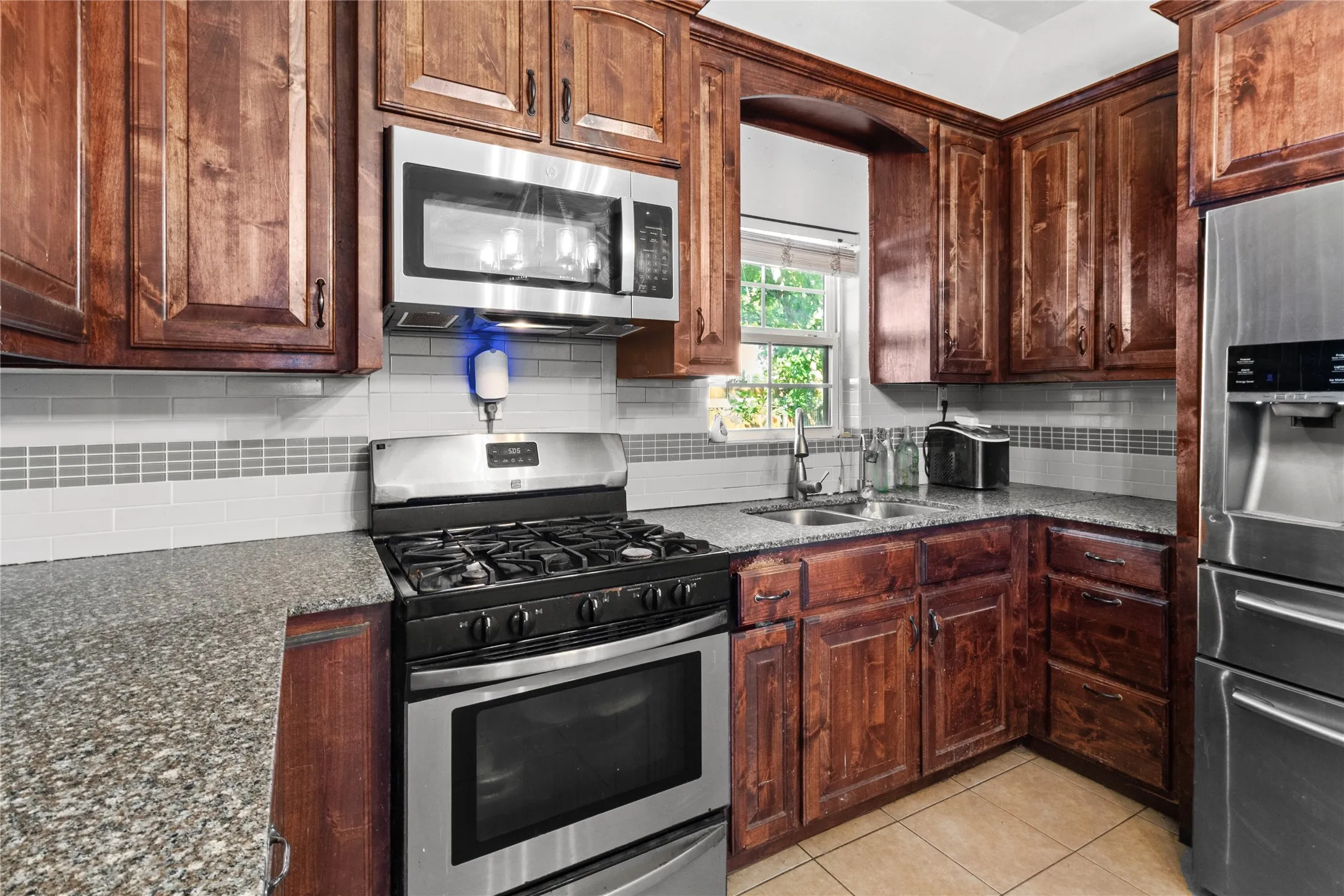 Single Family Residence For Sale in Ellis County , 105 E Linden Street, Ennis, Texas 75119, 4 Bedroom, 3 Bathroom, Garage spaces, 3,038 Sqft, built in 1946, mls#21319715, Real Estate Agent in Ennis, Homes For Sale in Ellis county, Homes For Sale in Ennis, Realtor in Ennis Texas, Real Estate Brokerage Independent Realty Texas, Luminita Cordes Realtor