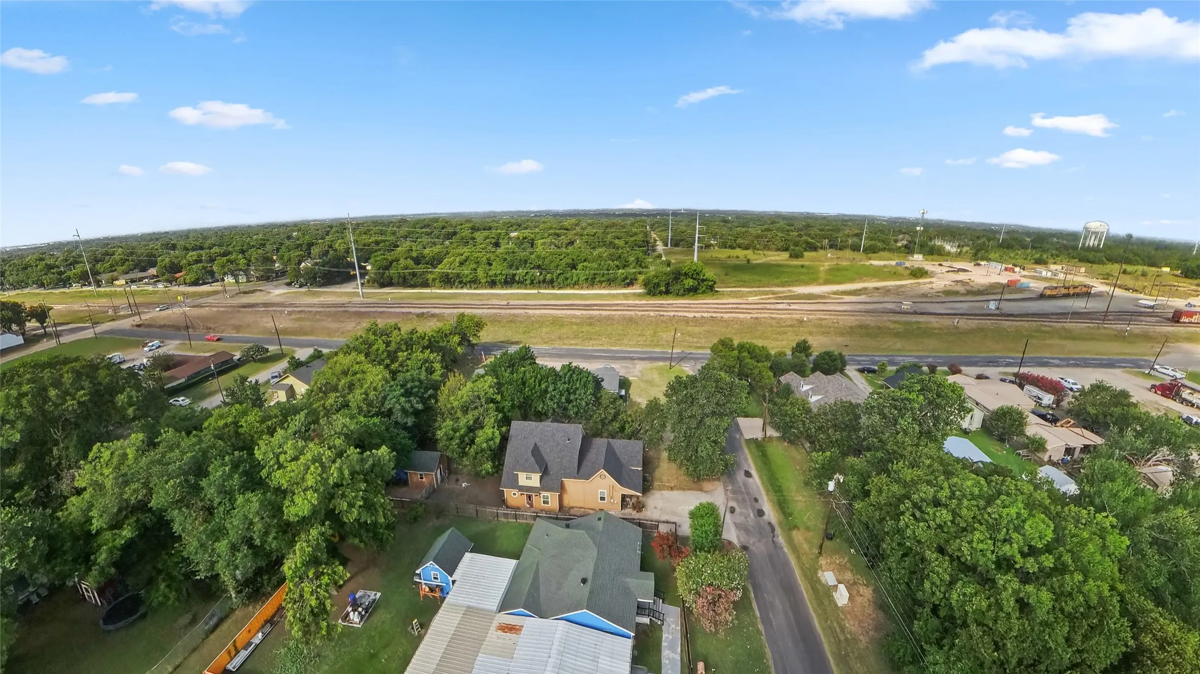 Single Family Residence For Sale in Ellis County , 105 E Linden Street, Ennis, Texas 75119, 4 Bedroom, 3 Bathroom, Garage spaces, 3,038 Sqft, built in 1946, mls#21319715, Real Estate Agent in Ennis, Homes For Sale in Ellis county, Homes For Sale in Ennis, Realtor in Ennis Texas, Real Estate Brokerage Independent Realty Texas, Luminita Cordes Realtor
