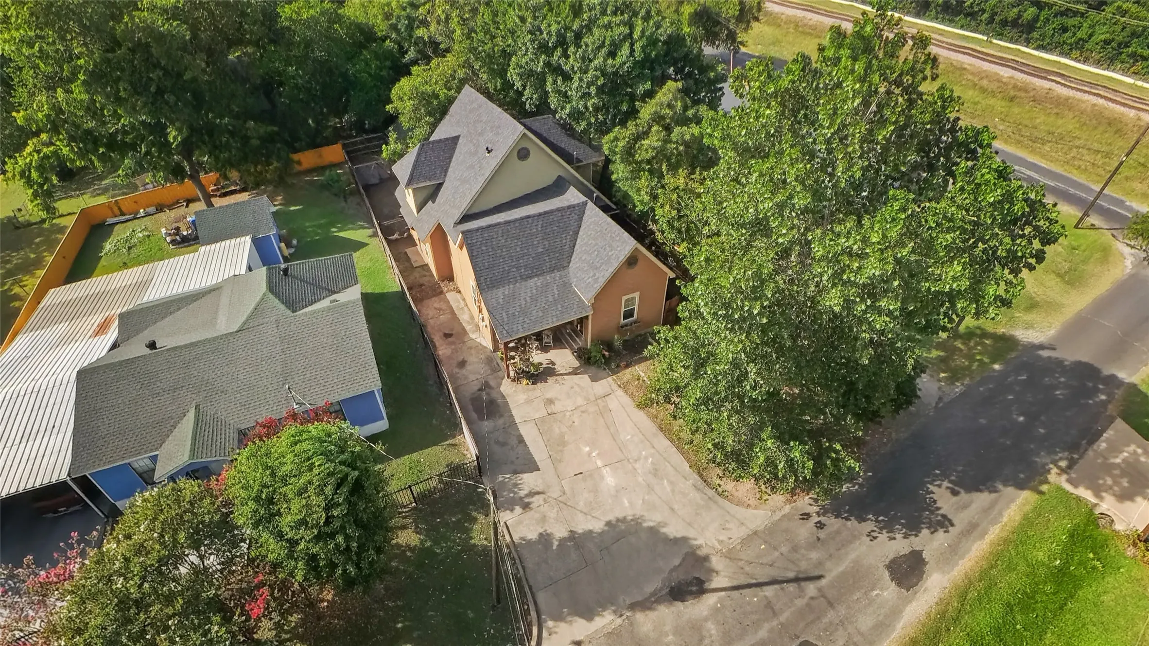 Single Family Residence For Sale in Ellis County , 105 E Linden Street, Ennis, Texas 75119, 4 Bedroom, 3 Bathroom, Garage spaces, 3,038 Sqft, built in 1946, mls#21319715, Real Estate Agent in Ennis, Homes For Sale in Ellis county, Homes For Sale in Ennis, Realtor in Ennis Texas, Real Estate Brokerage Independent Realty Texas, Luminita Cordes Realtor