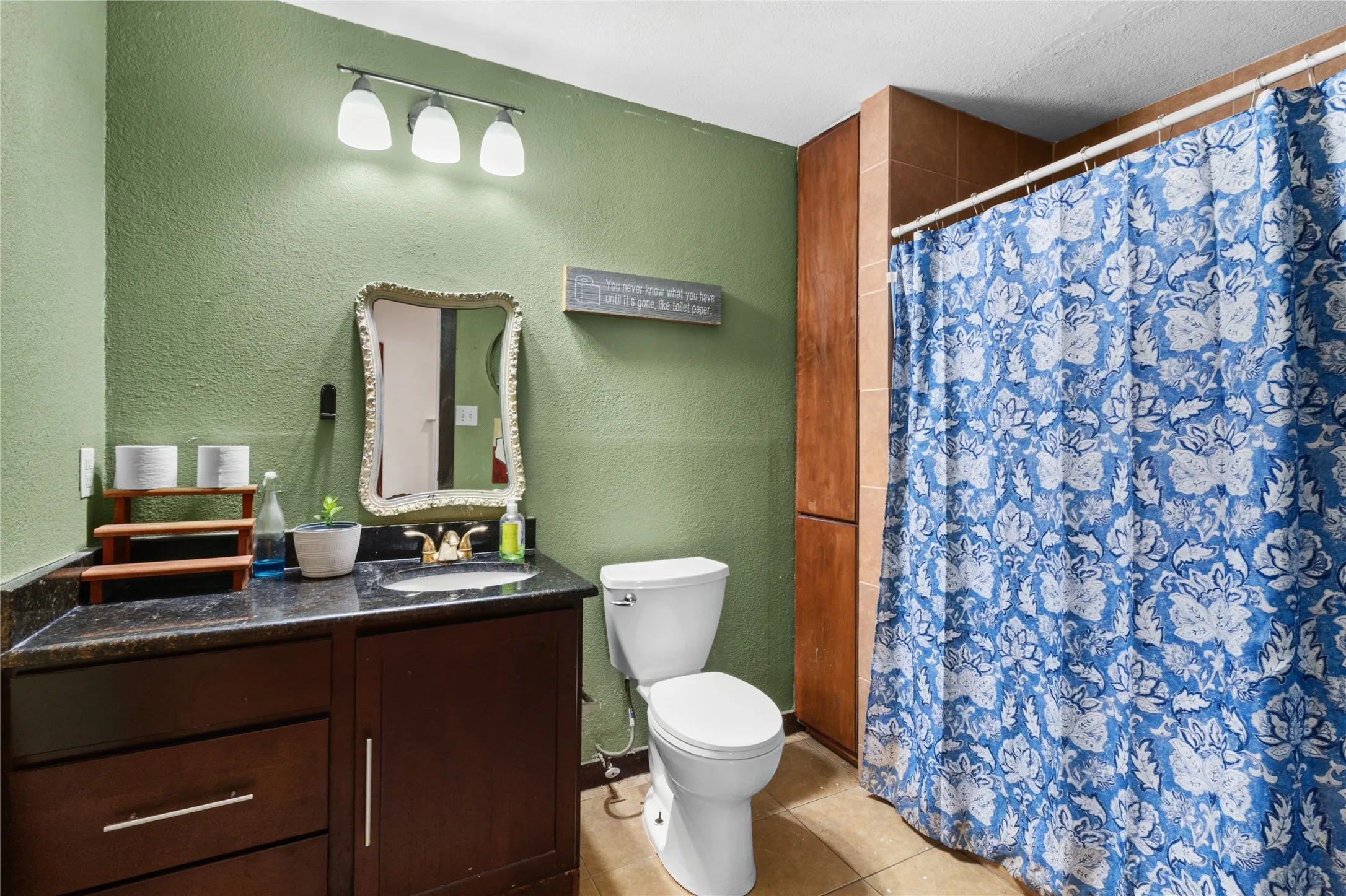 Single Family Residence For Sale in Ellis County , 105 E Linden Street, Ennis, Texas 75119, 4 Bedroom, 3 Bathroom, Garage spaces, 3,038 Sqft, built in 1946, mls#21319715, Real Estate Agent in Ennis, Homes For Sale in Ellis county, Homes For Sale in Ennis, Realtor in Ennis Texas, Real Estate Brokerage Independent Realty Texas, Luminita Cordes Realtor