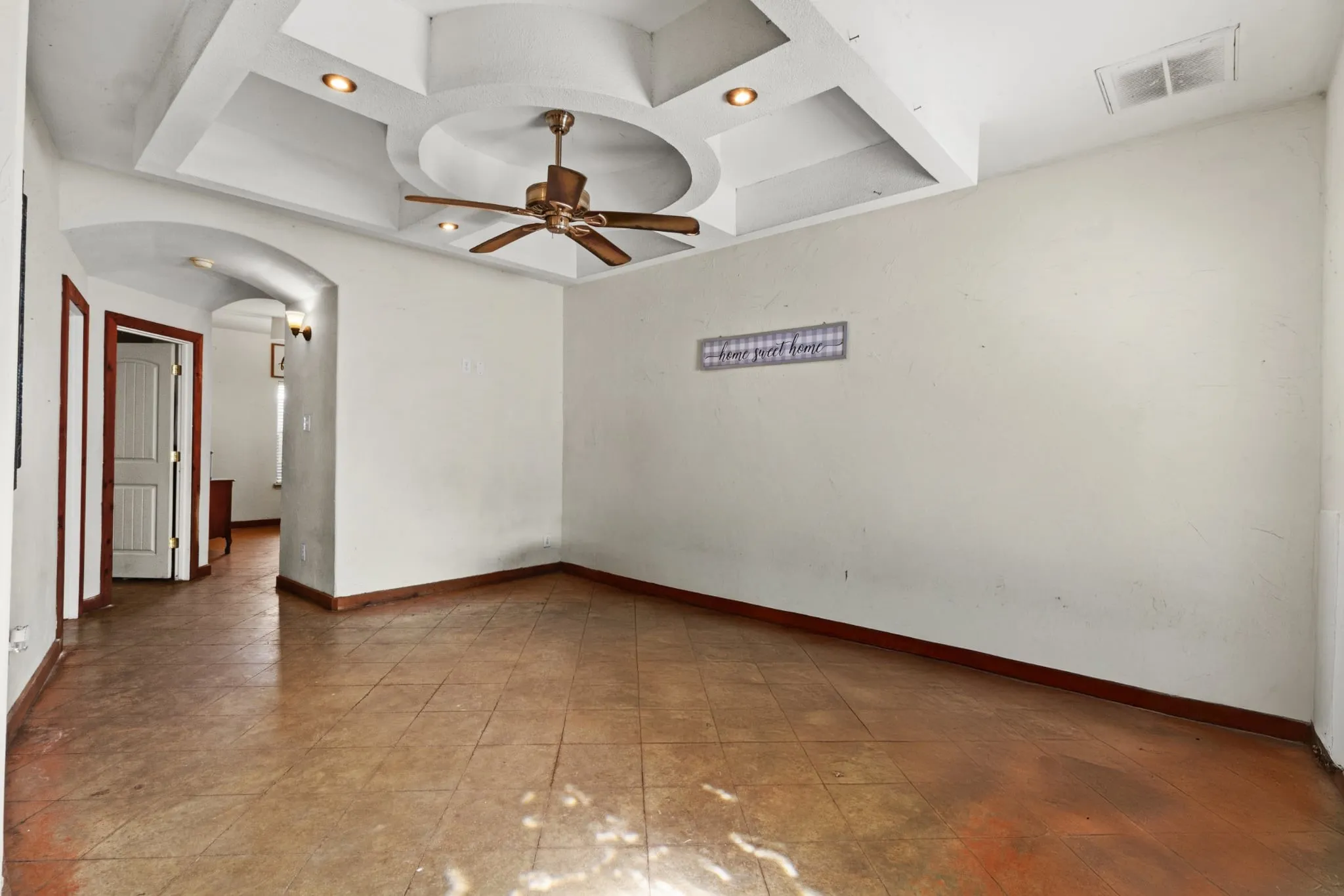 Single Family Residence For Sale in Ellis County , 105 E Linden Street, Ennis, Texas 75119, 4 Bedroom, 3 Bathroom, Garage spaces, 3,038 Sqft, built in 1946, mls#21319715, Real Estate Agent in Ennis, Homes For Sale in Ellis county, Homes For Sale in Ennis, Realtor in Ennis Texas, Real Estate Brokerage Independent Realty Texas, Luminita Cordes Realtor