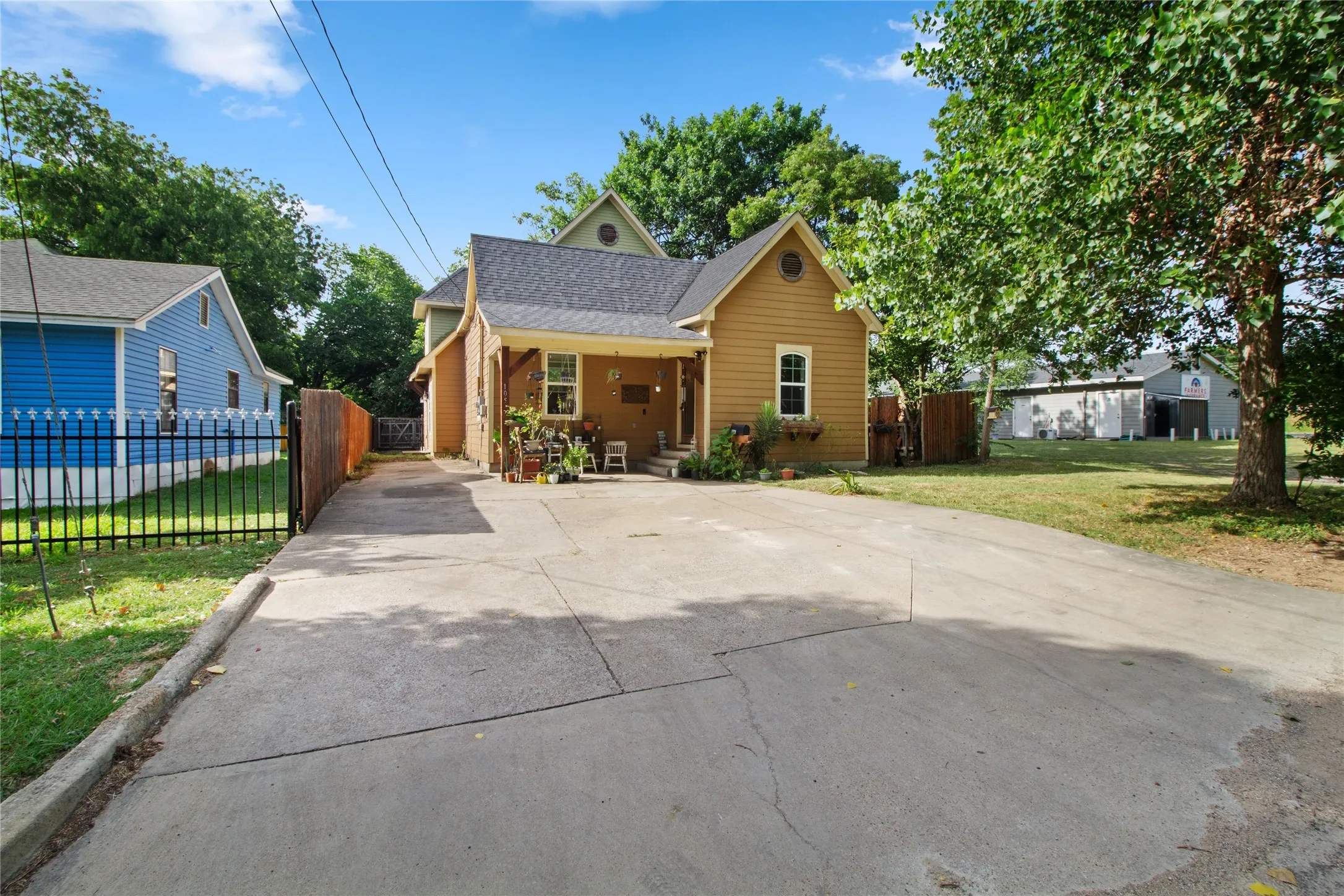Single Family Residence For Sale in Ellis County , 105 E Linden Street, Ennis, Texas 75119, 4 Bedroom, 3 Bathroom, Garage spaces, 3,038 Sqft, built in 1946, mls#21319715, Real Estate Agent in Ennis, Homes For Sale in Ellis county, Homes For Sale in Ennis, Realtor in Ennis Texas, Real Estate Brokerage Independent Realty Texas, Luminita Cordes Realtor