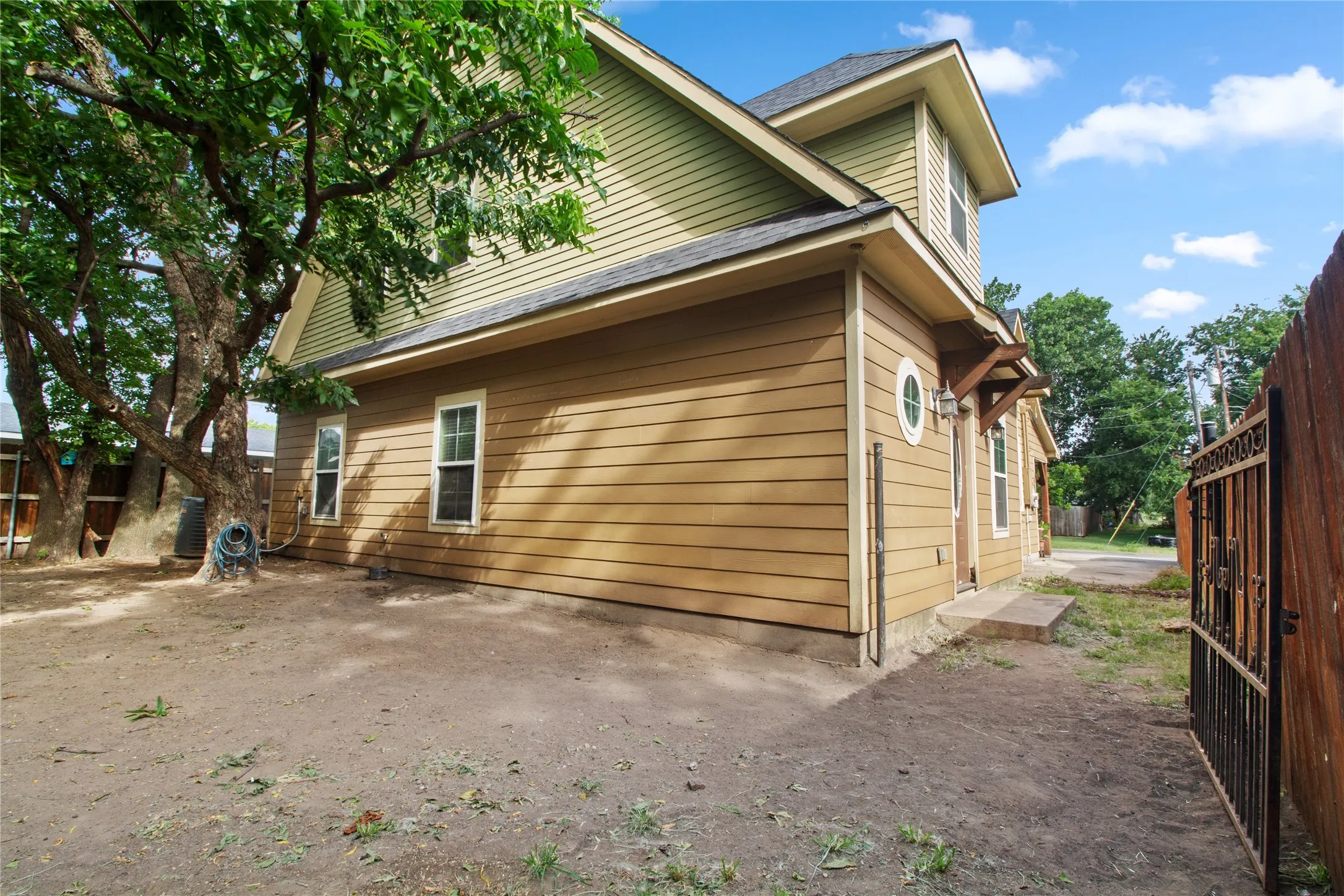 Single Family Residence For Sale in Ellis County , 105 E Linden Street, Ennis, Texas 75119, 4 Bedroom, 3 Bathroom, Garage spaces, 3,038 Sqft, built in 1946, mls#21319715, Real Estate Agent in Ennis, Homes For Sale in Ellis county, Homes For Sale in Ennis, Realtor in Ennis Texas, Real Estate Brokerage Independent Realty Texas, Luminita Cordes Realtor