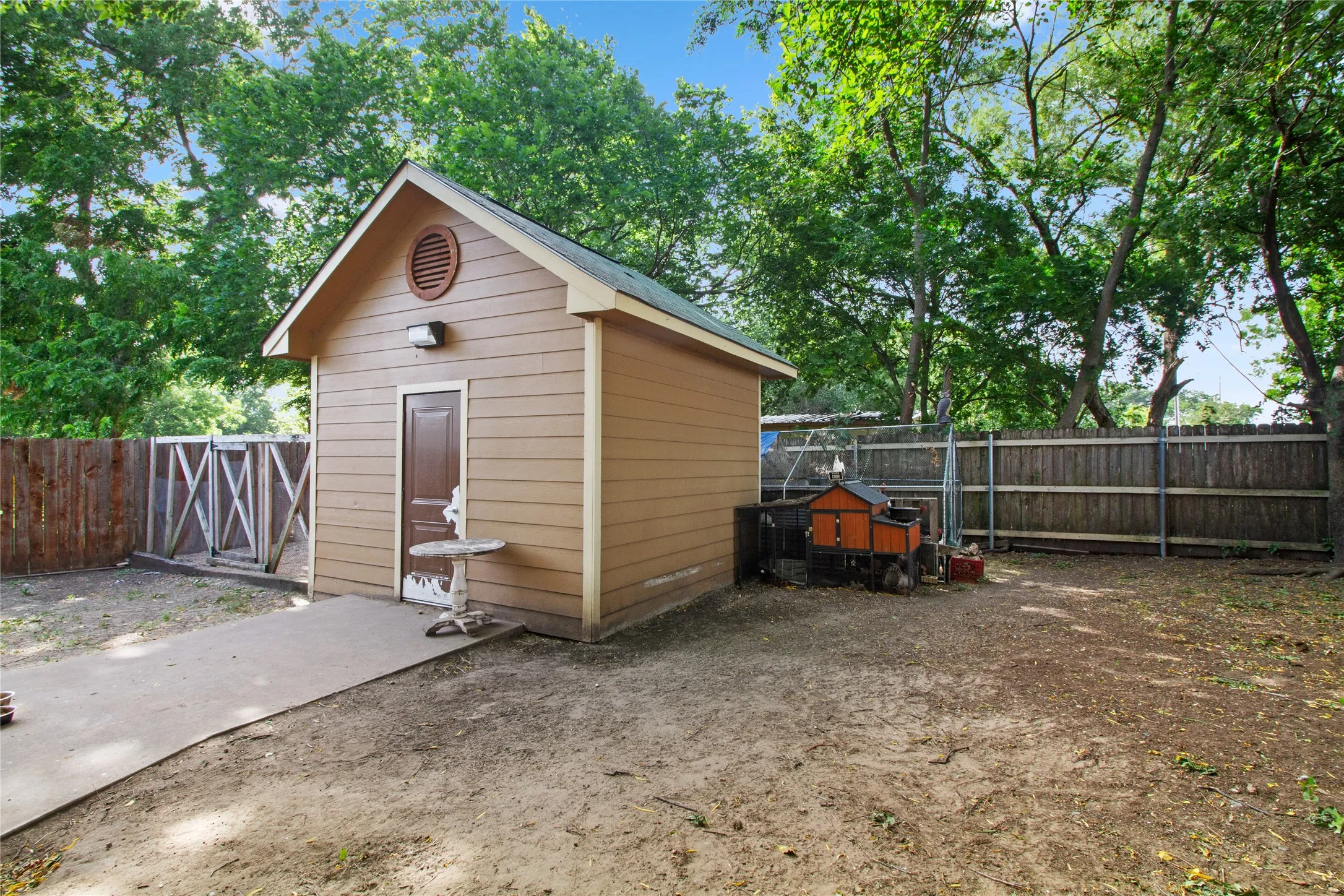 Single Family Residence For Sale in Ellis County , 105 E Linden Street, Ennis, Texas 75119, 4 Bedroom, 3 Bathroom, Garage spaces, 3,038 Sqft, built in 1946, mls#21319715, Real Estate Agent in Ennis, Homes For Sale in Ellis county, Homes For Sale in Ennis, Realtor in Ennis Texas, Real Estate Brokerage Independent Realty Texas, Luminita Cordes Realtor
