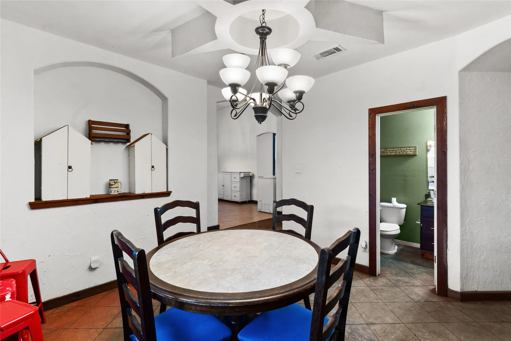 Single Family Residence For Sale in Ellis County , 105 E Linden Street, Ennis, Texas 75119, 4 Bedroom, 3 Bathroom, Garage spaces, 3,038 Sqft, built in 1946, mls#21319715, Real Estate Agent in Ennis, Homes For Sale in Ellis county, Homes For Sale in Ennis, Realtor in Ennis Texas, Real Estate Brokerage Independent Realty Texas, Luminita Cordes Realtor