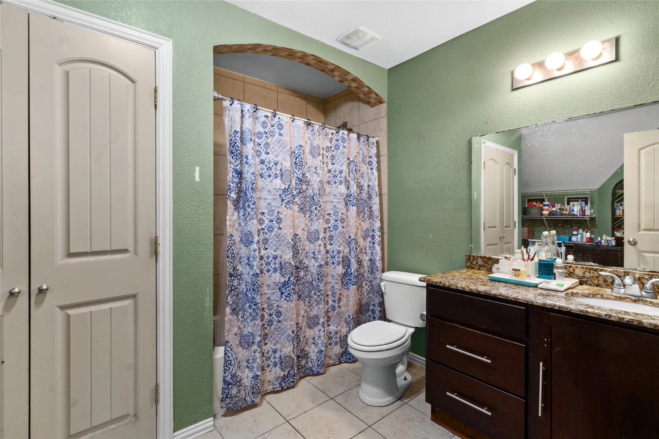 Single Family Residence For Sale in Ellis County , 105 E Linden Street, Ennis, Texas 75119, 4 Bedroom, 3 Bathroom, Garage spaces, 3,038 Sqft, built in 1946, mls#21319715, Real Estate Agent in Ennis, Homes For Sale in Ellis county, Homes For Sale in Ennis, Realtor in Ennis Texas, Real Estate Brokerage Independent Realty Texas, Luminita Cordes Realtor