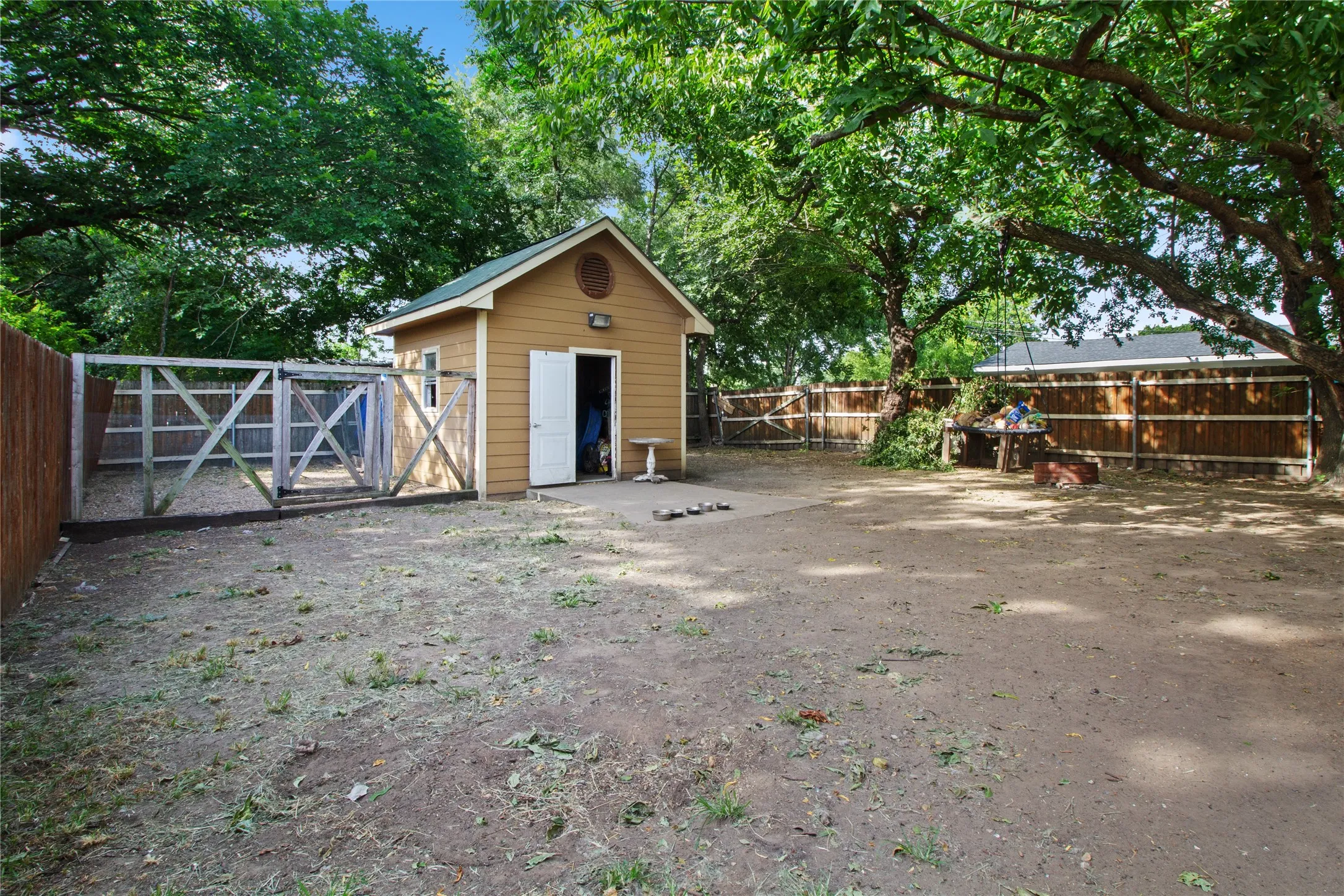Single Family Residence For Sale in Ellis County , 105 E Linden Street, Ennis, Texas 75119, 4 Bedroom, 3 Bathroom, Garage spaces, 3,038 Sqft, built in 1946, mls#21319715, Real Estate Agent in Ennis, Homes For Sale in Ellis county, Homes For Sale in Ennis, Realtor in Ennis Texas, Real Estate Brokerage Independent Realty Texas, Luminita Cordes Realtor