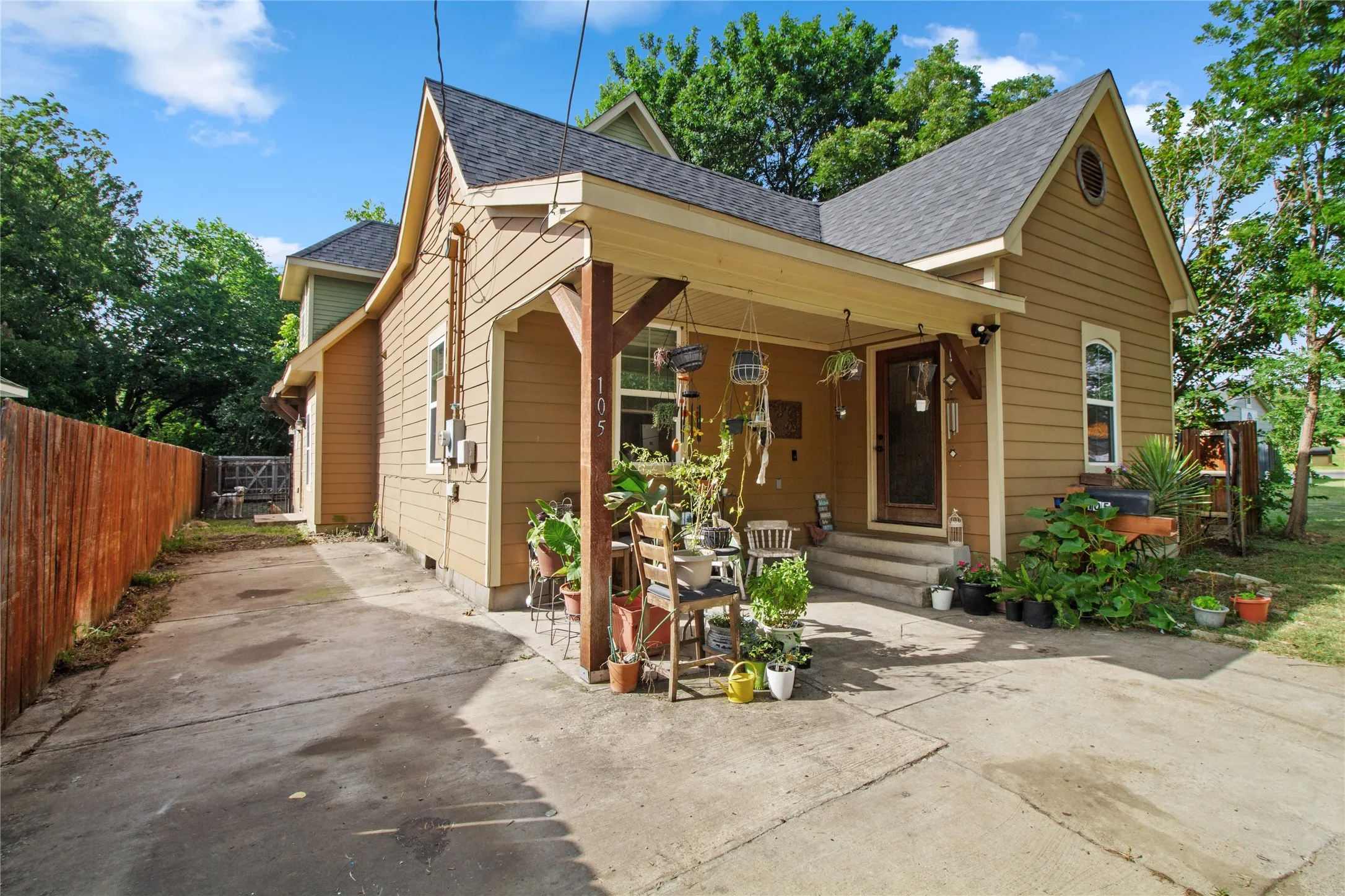 Single Family Residence For Sale in Ellis County , 105 E Linden Street, Ennis, Texas 75119, 4 Bedroom, 3 Bathroom, Garage spaces, 3,038 Sqft, built in 1946, mls#21319715, Real Estate Agent in Ennis, Homes For Sale in Ellis county, Homes For Sale in Ennis, Realtor in Ennis Texas, Real Estate Brokerage Independent Realty Texas, Luminita Cordes Realtor