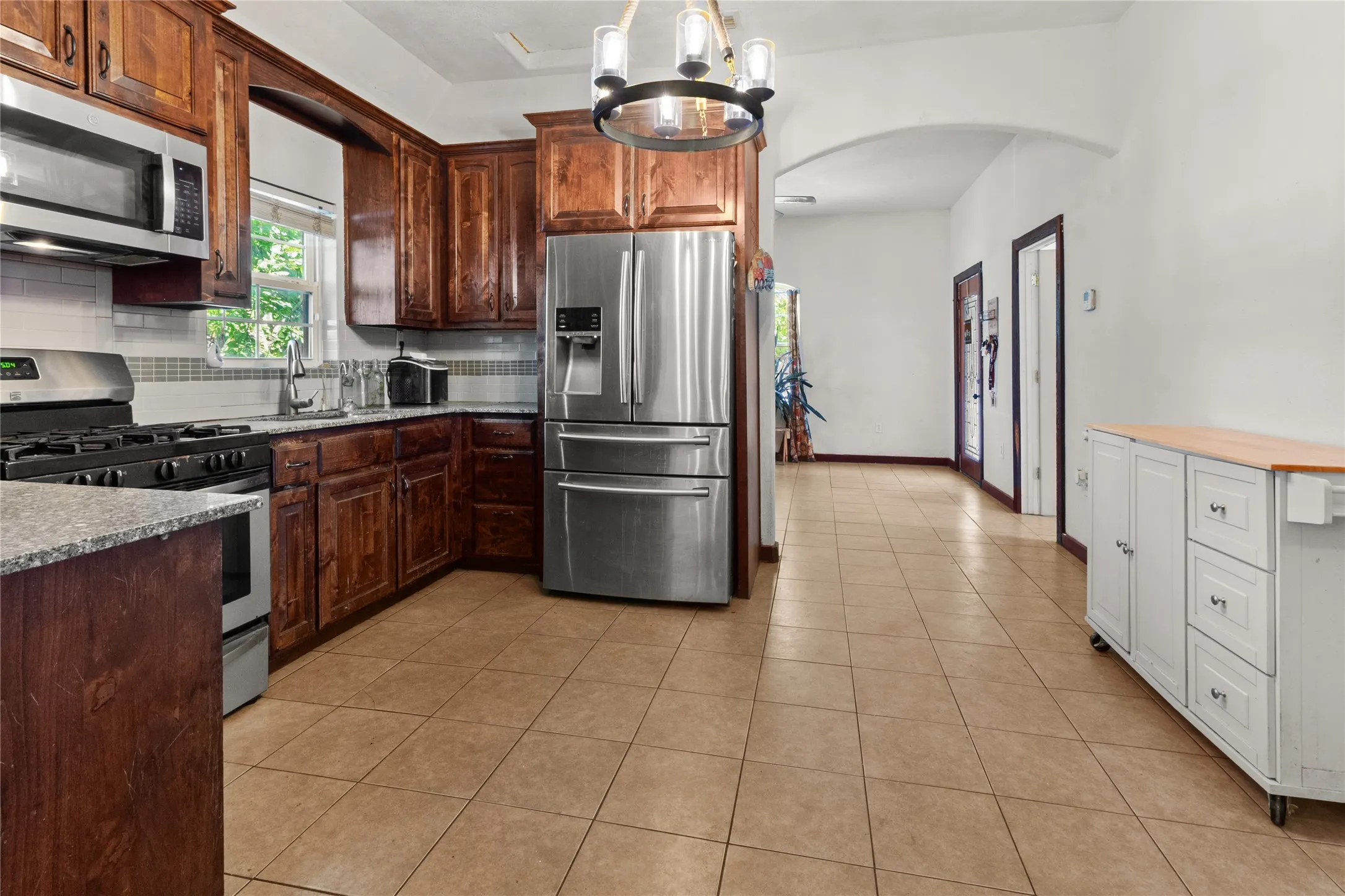 Single Family Residence For Sale in Ellis County , 105 E Linden Street, Ennis, Texas 75119, 4 Bedroom, 3 Bathroom, Garage spaces, 3,038 Sqft, built in 1946, mls#21319715, Real Estate Agent in Ennis, Homes For Sale in Ellis county, Homes For Sale in Ennis, Realtor in Ennis Texas, Real Estate Brokerage Independent Realty Texas, Luminita Cordes Realtor