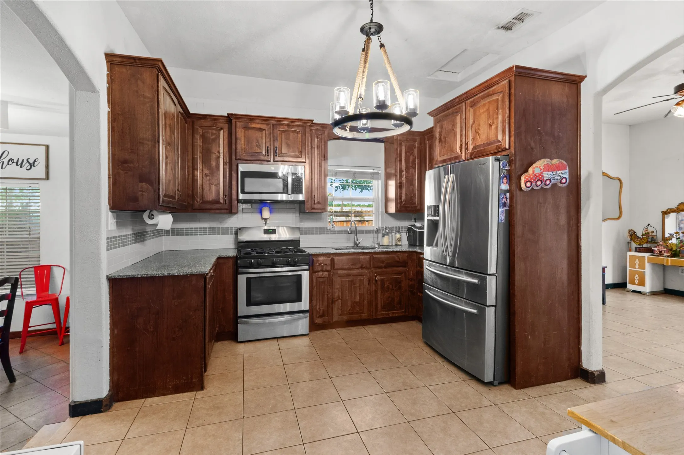 Single Family Residence For Sale in Ellis County , 105 E Linden Street, Ennis, Texas 75119, 4 Bedroom, 3 Bathroom, Garage spaces, 3,038 Sqft, built in 1946, mls#21319715, Real Estate Agent in Ennis, Homes For Sale in Ellis county, Homes For Sale in Ennis, Realtor in Ennis Texas, Real Estate Brokerage Independent Realty Texas, Luminita Cordes Realtor