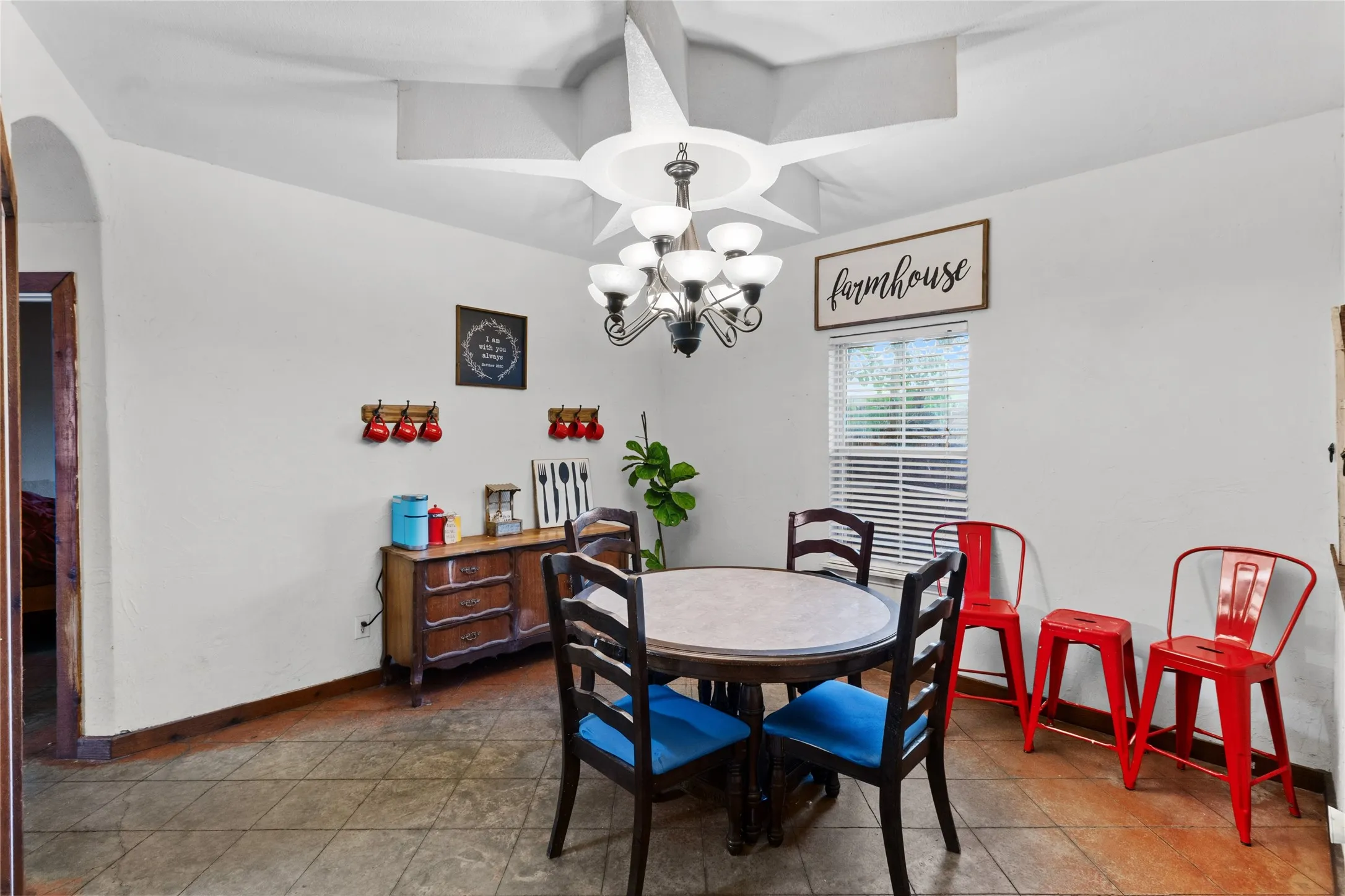 Single Family Residence For Sale in Ellis County , 105 E Linden Street, Ennis, Texas 75119, 4 Bedroom, 3 Bathroom, Garage spaces, 3,038 Sqft, built in 1946, mls#21319715, Real Estate Agent in Ennis, Homes For Sale in Ellis county, Homes For Sale in Ennis, Realtor in Ennis Texas, Real Estate Brokerage Independent Realty Texas, Luminita Cordes Realtor