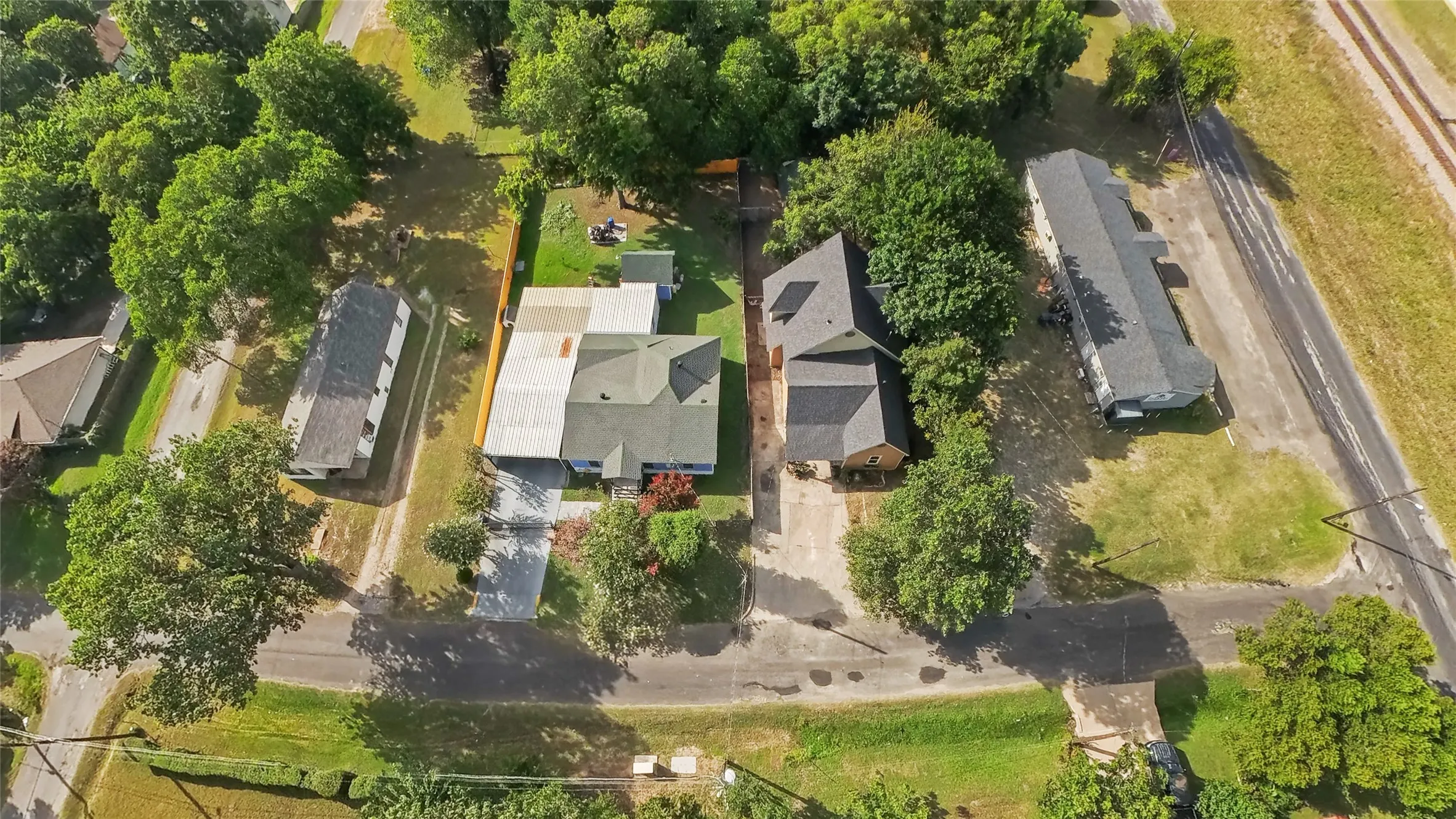 Single Family Residence For Sale in Ellis County , 105 E Linden Street, Ennis, Texas 75119, 4 Bedroom, 3 Bathroom, Garage spaces, 3,038 Sqft, built in 1946, mls#21319715, Real Estate Agent in Ennis, Homes For Sale in Ellis county, Homes For Sale in Ennis, Realtor in Ennis Texas, Real Estate Brokerage Independent Realty Texas, Luminita Cordes Realtor