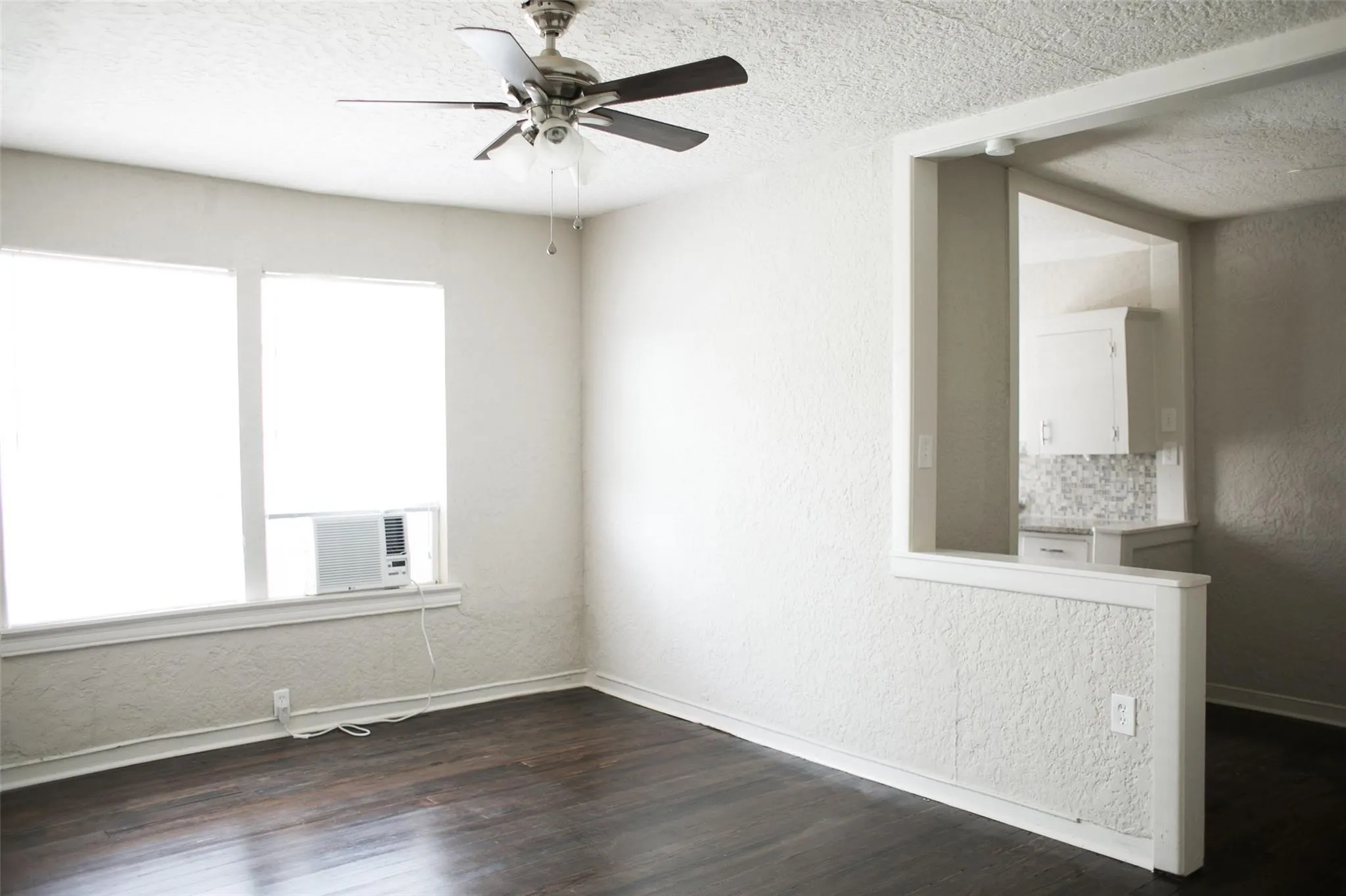 Apartment For Rent in Dallas County , 4107 Herschel Avenue 12, Dallas, Texas 75219, 1 Bedroom, 1 Bathroom, Garage spaces, 550 Sqft, built in 1930, Price $1,050, mls#21319746, Real Estate Agent in Dallas, Homes For Rent in Dallas county, Homes For Rent in Dallas, Realtor in Dallas Texas, Real Estate Brokerage Independent Realty Texas, Luminita Cordes Realtor