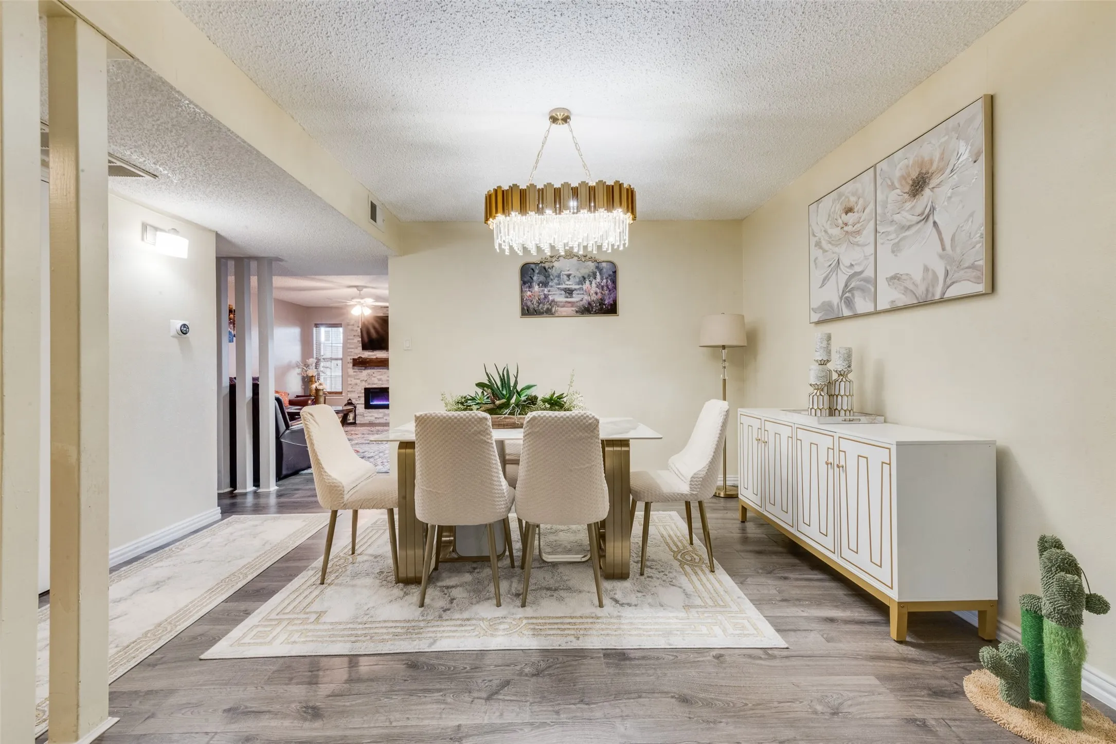Townhouse For Sale in Dallas County , 527 Towne House Lane, Richardson, Texas 75081, 3 Bedroom, 3 Bathroom, Garage spaces, 1,817 Sqft, built in 1973, mls#21319754, Real Estate Agent in Richardson, Homes For Sale in Dallas county, Homes For Sale in Richardson, Realtor in Richardson Texas, Real Estate Brokerage Independent Realty Texas, Luminita Cordes Realtor