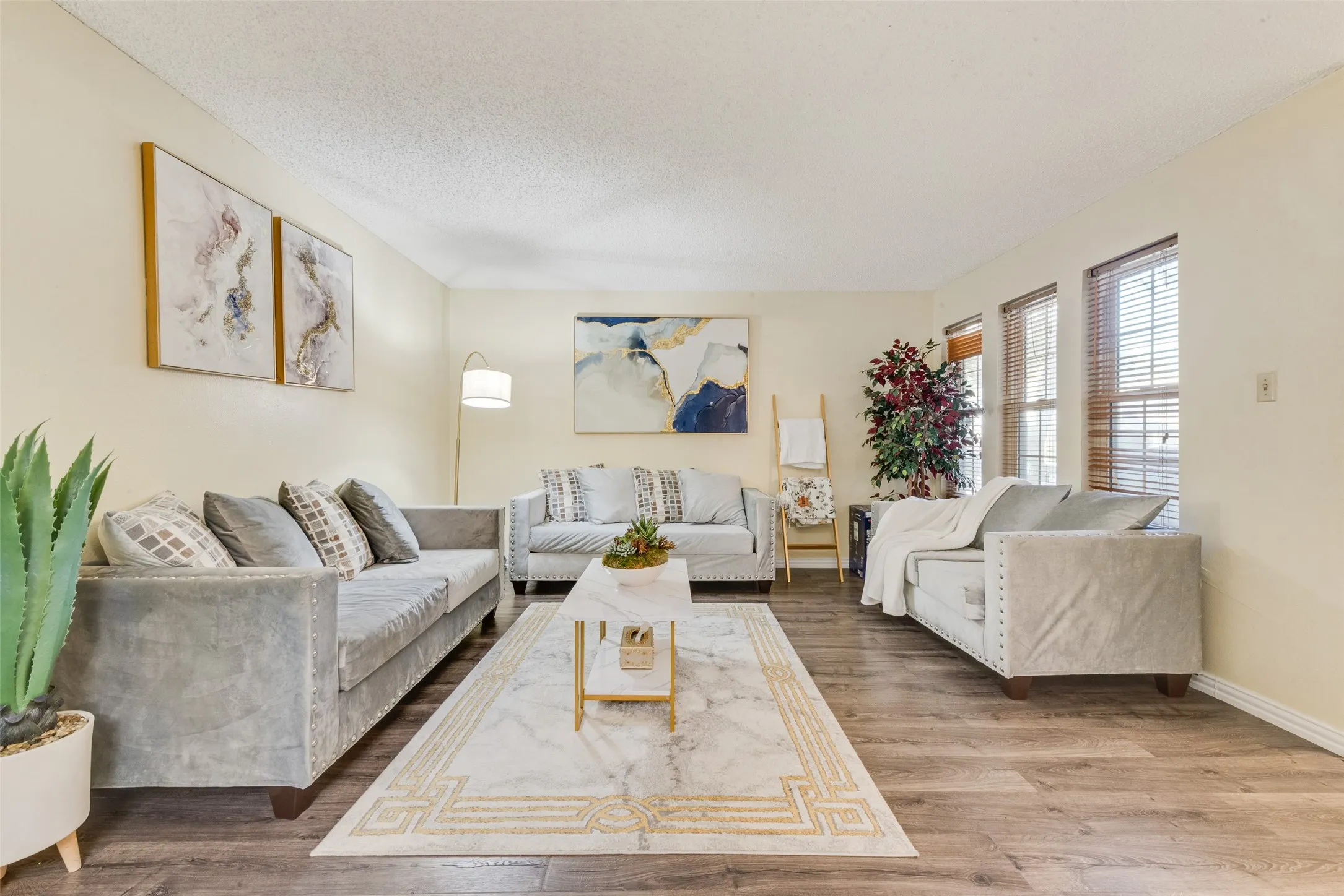 Townhouse For Sale in Dallas County , 527 Towne House Lane, Richardson, Texas 75081, 3 Bedroom, 3 Bathroom, Garage spaces, 1,817 Sqft, built in 1973, mls#21319754, Real Estate Agent in Richardson, Homes For Sale in Dallas county, Homes For Sale in Richardson, Realtor in Richardson Texas, Real Estate Brokerage Independent Realty Texas, Luminita Cordes Realtor