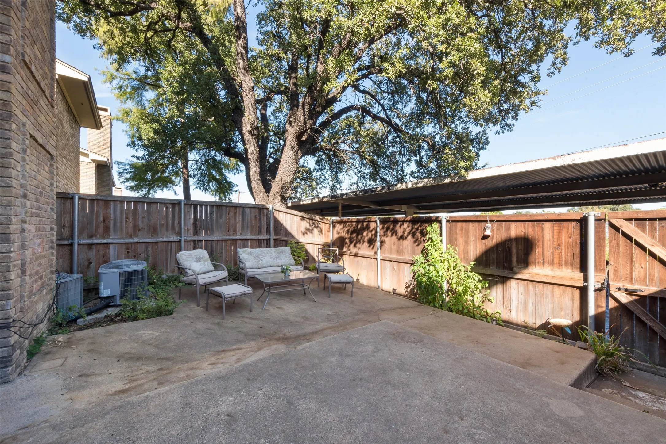 Townhouse For Sale in Dallas County , 527 Towne House Lane, Richardson, Texas 75081, 3 Bedroom, 3 Bathroom, Garage spaces, 1,817 Sqft, built in 1973, mls#21319754, Real Estate Agent in Richardson, Homes For Sale in Dallas county, Homes For Sale in Richardson, Realtor in Richardson Texas, Real Estate Brokerage Independent Realty Texas, Luminita Cordes Realtor