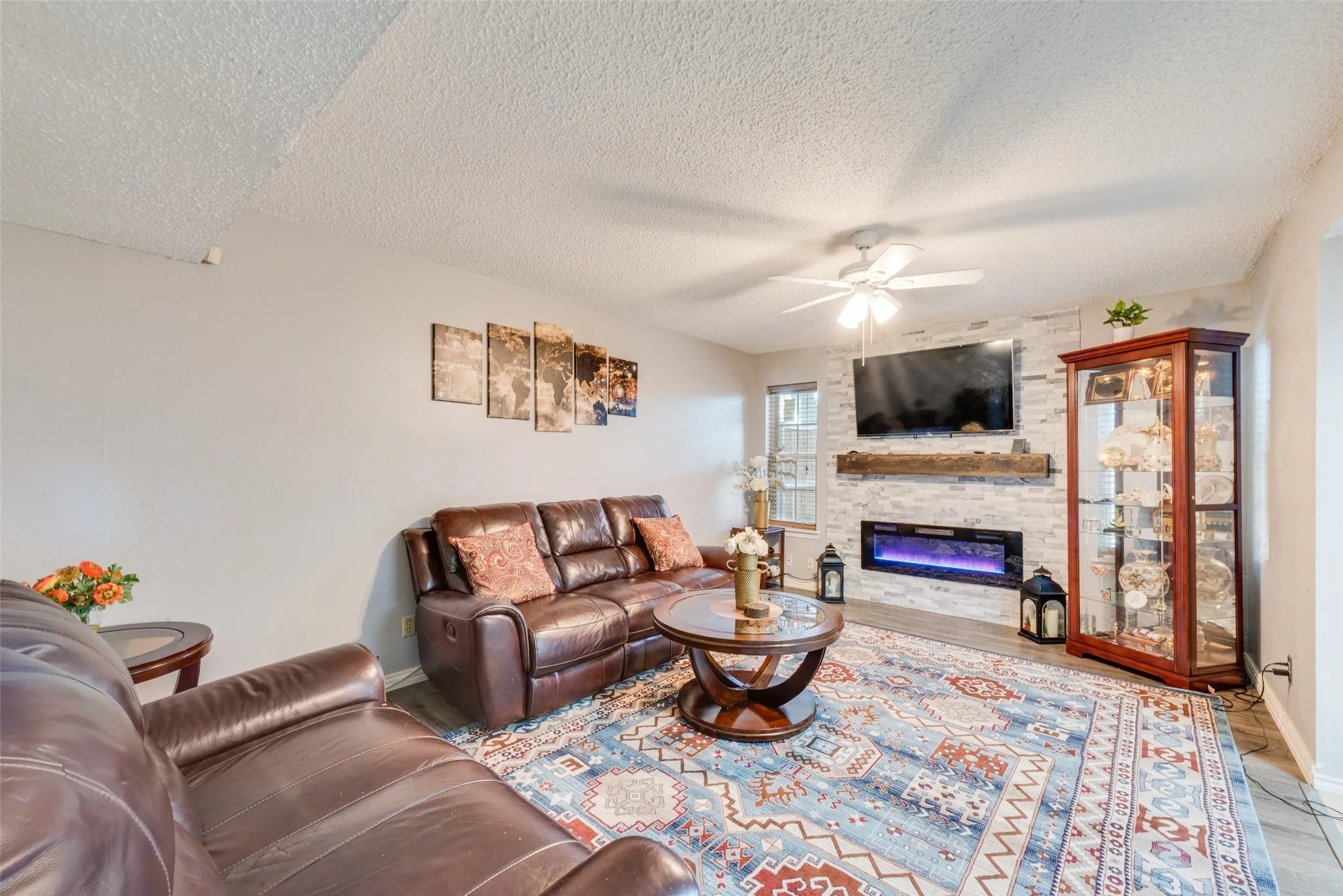 Townhouse For Sale in Dallas County , 527 Towne House Lane, Richardson, Texas 75081, 3 Bedroom, 3 Bathroom, Garage spaces, 1,817 Sqft, built in 1973, mls#21319754, Real Estate Agent in Richardson, Homes For Sale in Dallas county, Homes For Sale in Richardson, Realtor in Richardson Texas, Real Estate Brokerage Independent Realty Texas, Luminita Cordes Realtor