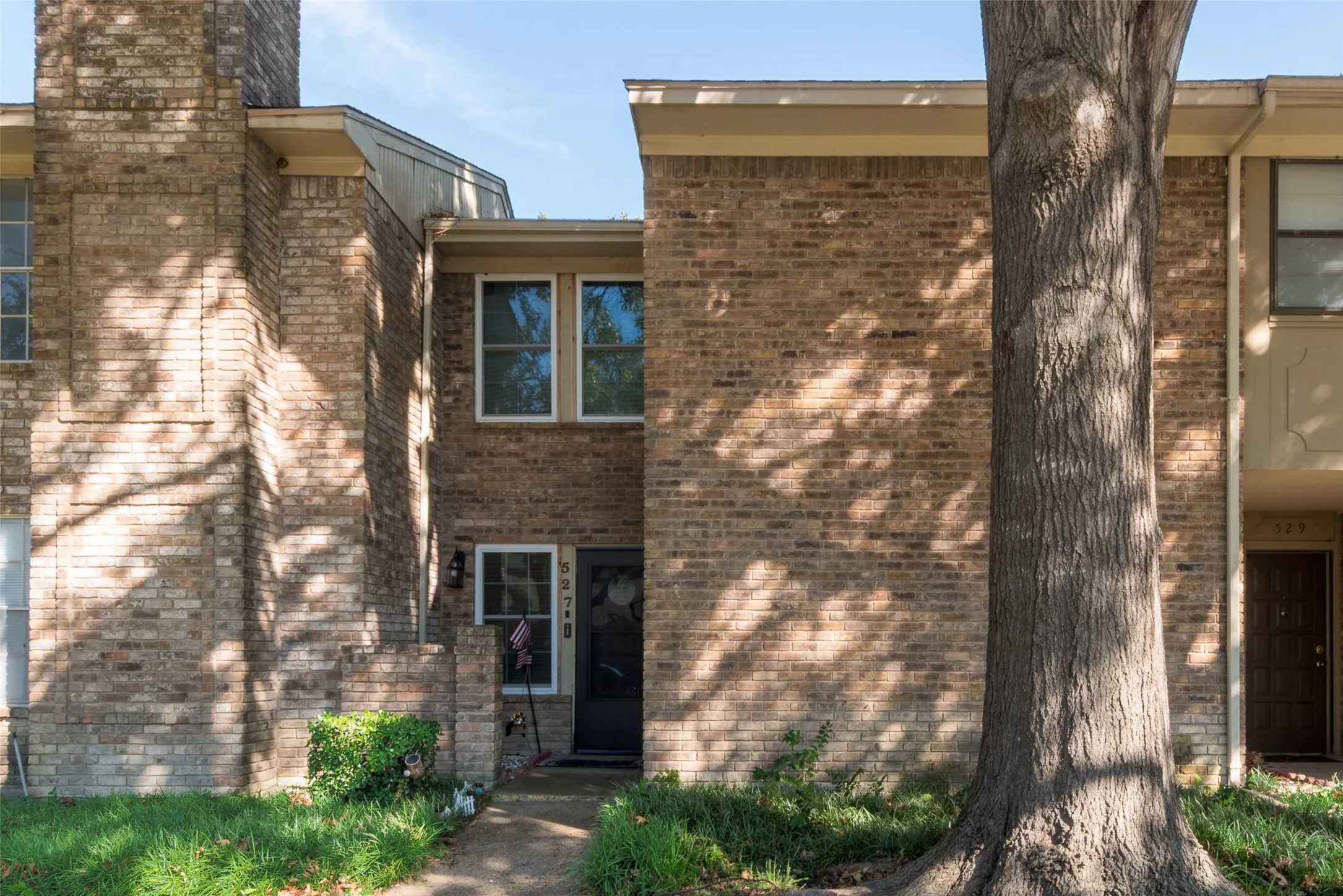 Townhouse For Sale in Dallas County , 527 Towne House Lane, Richardson, Texas 75081, 3 Bedroom, 3 Bathroom, Garage spaces, 1,817 Sqft, built in 1973, mls#21319754, Real Estate Agent in Richardson, Homes For Sale in Dallas county, Homes For Sale in Richardson, Realtor in Richardson Texas, Real Estate Brokerage Independent Realty Texas, Luminita Cordes Realtor