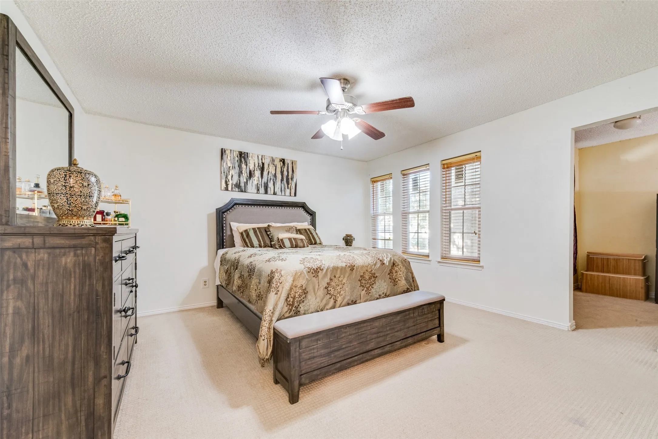 Townhouse For Sale in Dallas County , 527 Towne House Lane, Richardson, Texas 75081, 3 Bedroom, 3 Bathroom, Garage spaces, 1,817 Sqft, built in 1973, mls#21319754, Real Estate Agent in Richardson, Homes For Sale in Dallas county, Homes For Sale in Richardson, Realtor in Richardson Texas, Real Estate Brokerage Independent Realty Texas, Luminita Cordes Realtor