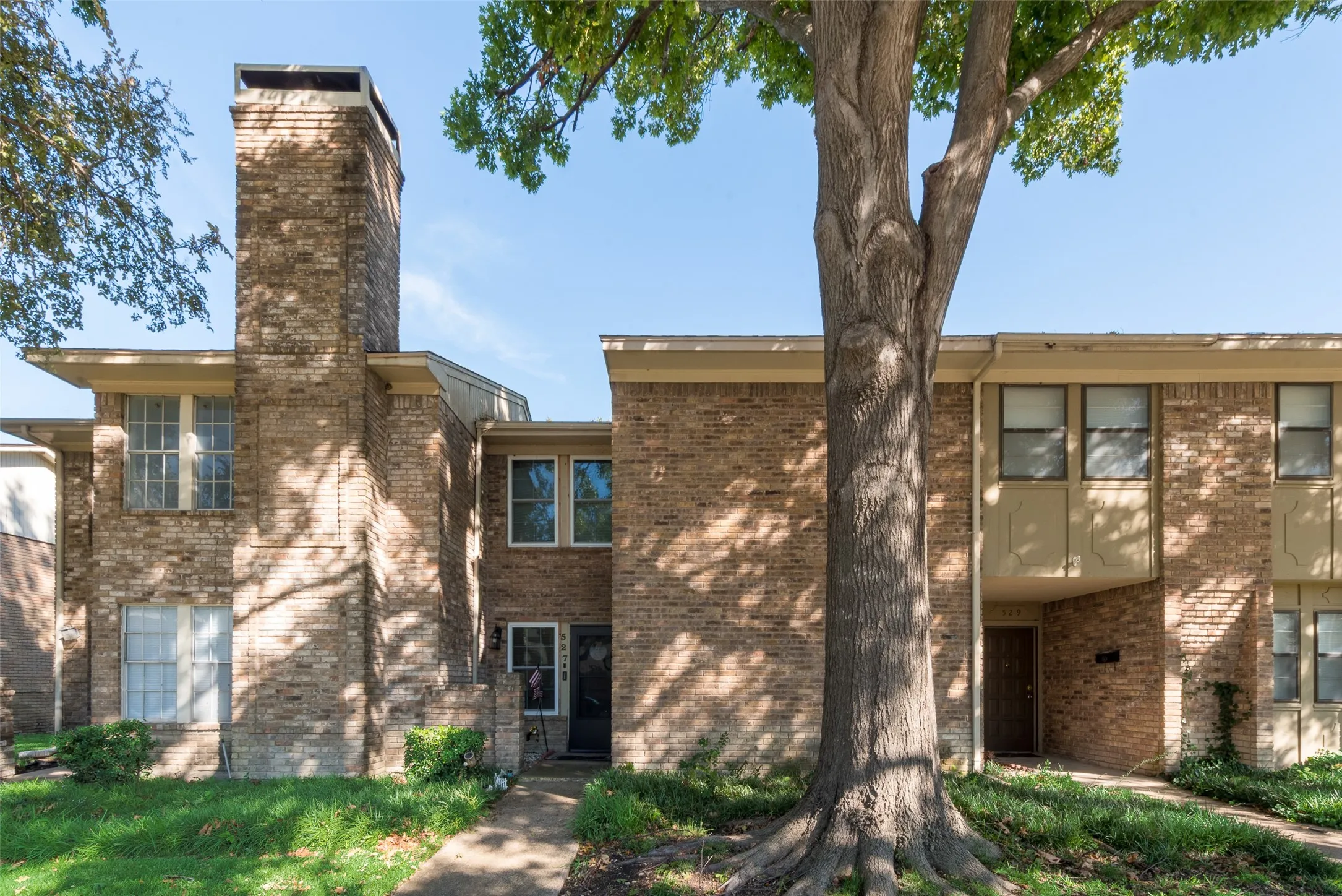 Townhouse For Sale in Dallas County , 527 Towne House Lane, Richardson, Texas 75081, 3 Bedroom, 3 Bathroom, Garage spaces, 1,817 Sqft, built in 1973, mls#21319754, Real Estate Agent in Richardson, Homes For Sale in Dallas county, Homes For Sale in Richardson, Realtor in Richardson Texas, Real Estate Brokerage Independent Realty Texas, Luminita Cordes Realtor