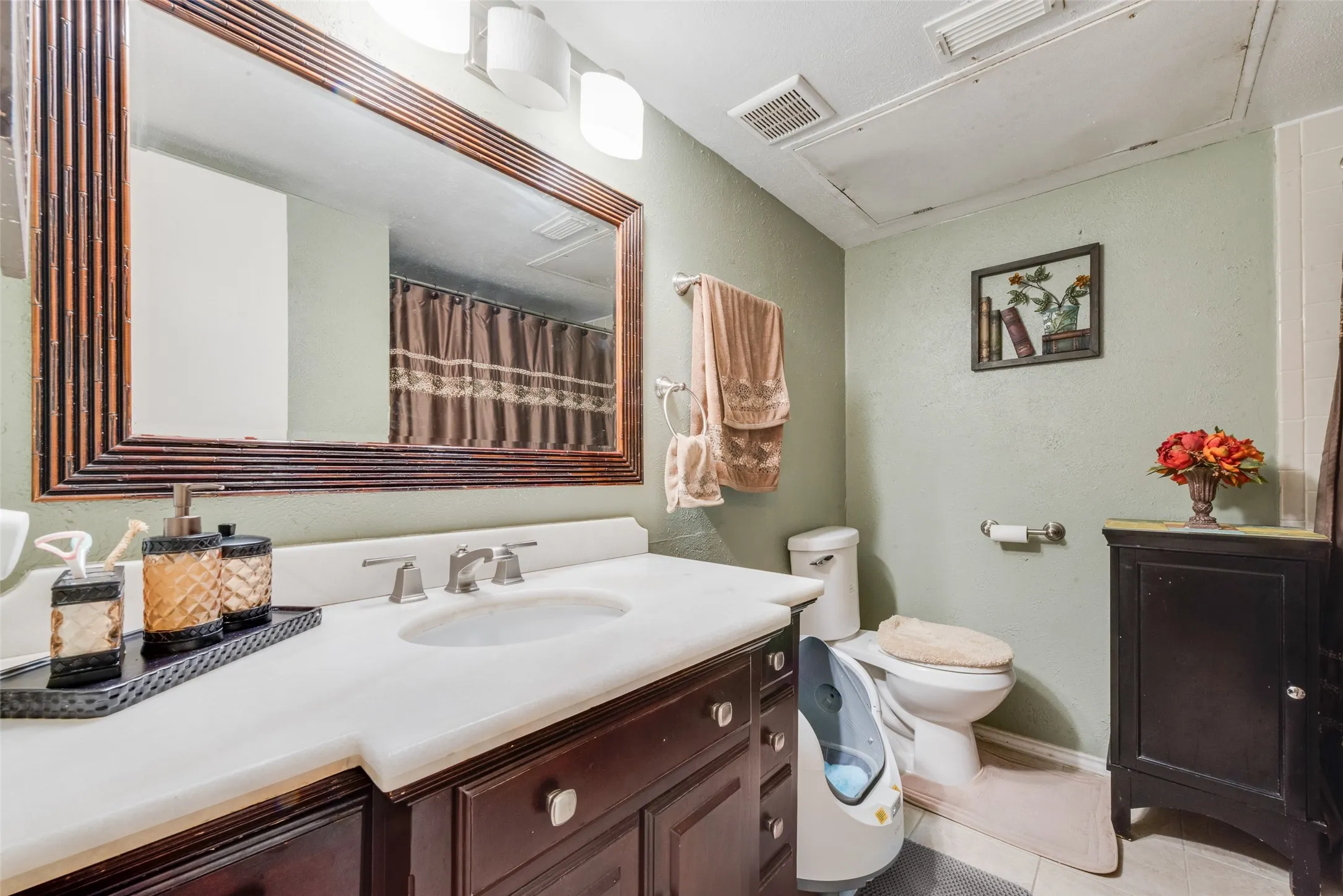 Townhouse For Sale in Dallas County , 527 Towne House Lane, Richardson, Texas 75081, 3 Bedroom, 3 Bathroom, Garage spaces, 1,817 Sqft, built in 1973, mls#21319754, Real Estate Agent in Richardson, Homes For Sale in Dallas county, Homes For Sale in Richardson, Realtor in Richardson Texas, Real Estate Brokerage Independent Realty Texas, Luminita Cordes Realtor