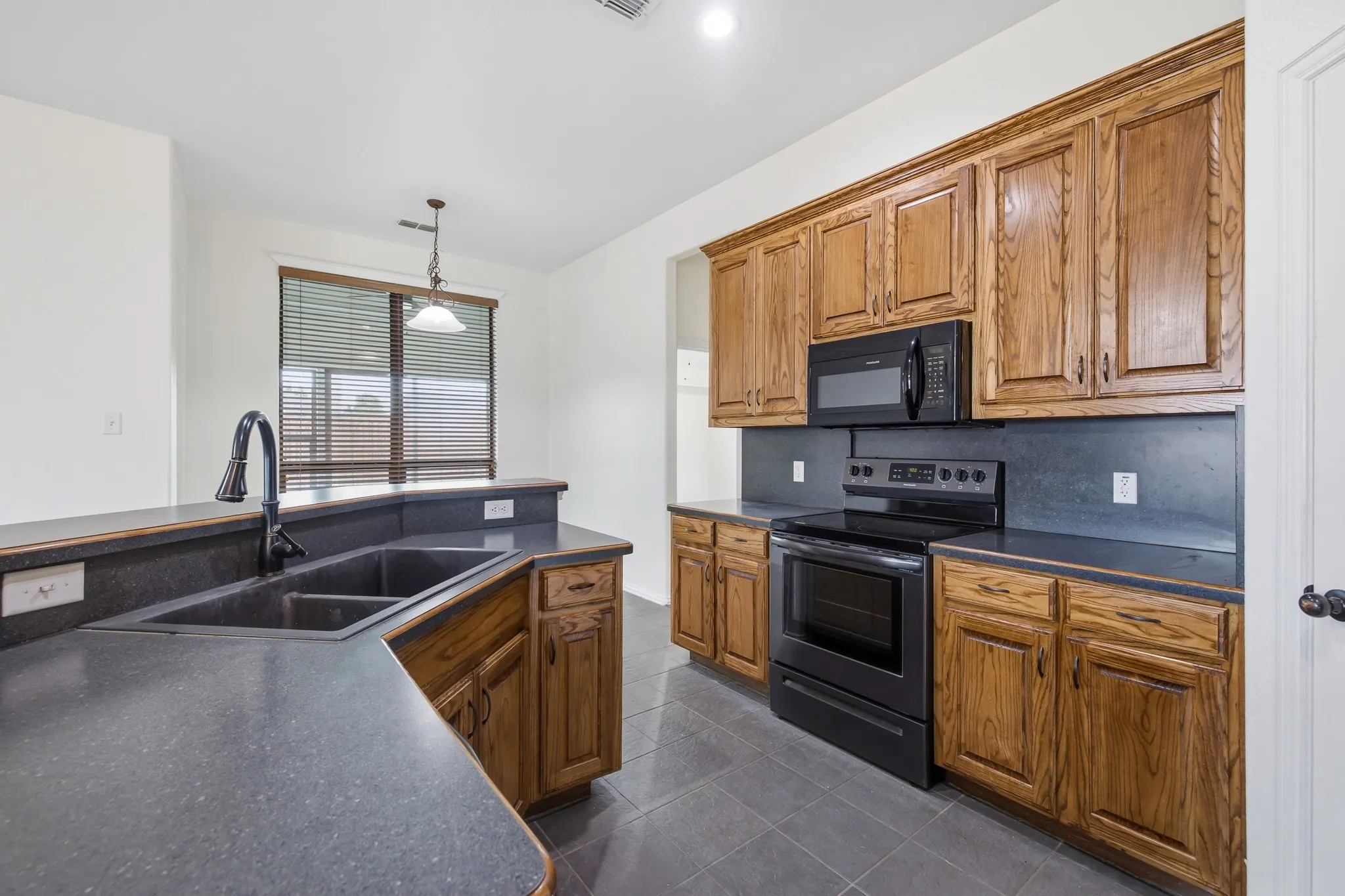 Single Family Residence For Sale in Tarrant County , 9101 Autumn Falls Drive, Fort Worth, Texas 76118, 3 Bedroom, 2 Bathroom, 2 Garage spaces, 1,671 Sqft, built in 2004, mls#21316146, Real Estate Agent in Fort Worth, Homes For Sale in Tarrant county, Homes For Sale in Fort Worth, Realtor in Fort Worth Texas, Real Estate Brokerage Independent Realty Texas, Luminita Cordes Realtor