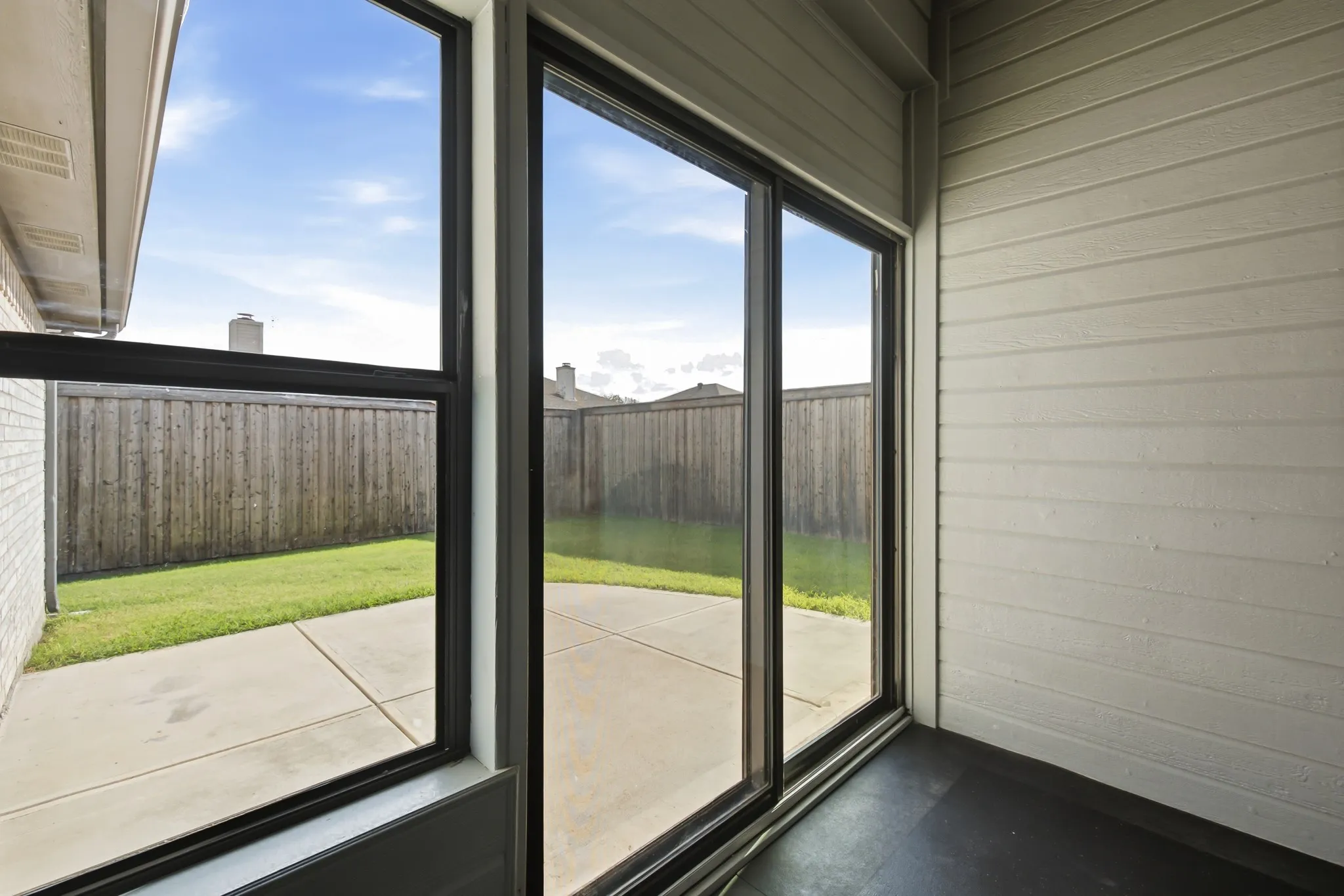 Single Family Residence For Sale in Tarrant County , 9101 Autumn Falls Drive, Fort Worth, Texas 76118, 3 Bedroom, 2 Bathroom, 2 Garage spaces, 1,671 Sqft, built in 2004, mls#21316146, Real Estate Agent in Fort Worth, Homes For Sale in Tarrant county, Homes For Sale in Fort Worth, Realtor in Fort Worth Texas, Real Estate Brokerage Independent Realty Texas, Luminita Cordes Realtor