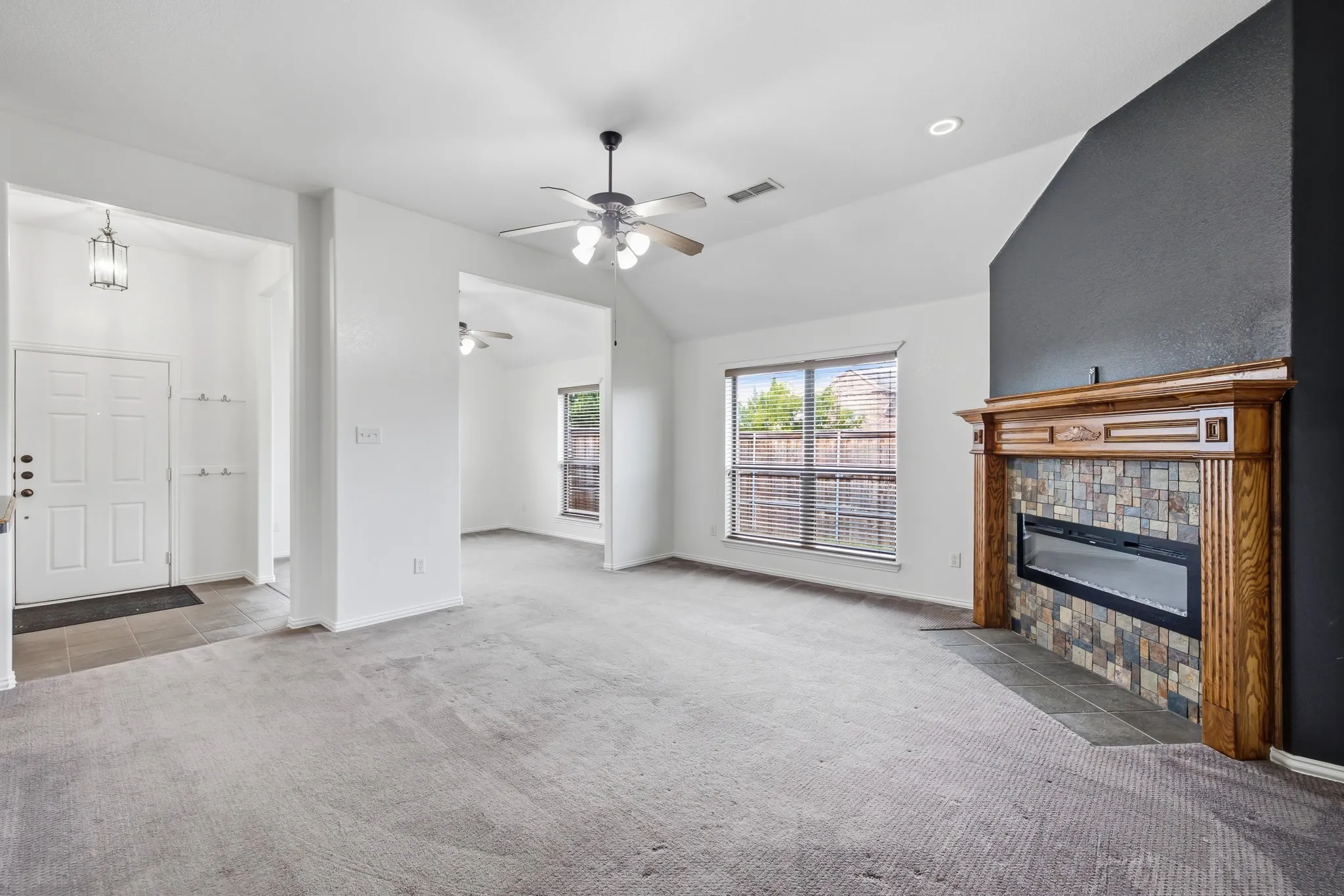 Single Family Residence For Sale in Tarrant County , 9101 Autumn Falls Drive, Fort Worth, Texas 76118, 3 Bedroom, 2 Bathroom, 2 Garage spaces, 1,671 Sqft, built in 2004, mls#21316146, Real Estate Agent in Fort Worth, Homes For Sale in Tarrant county, Homes For Sale in Fort Worth, Realtor in Fort Worth Texas, Real Estate Brokerage Independent Realty Texas, Luminita Cordes Realtor