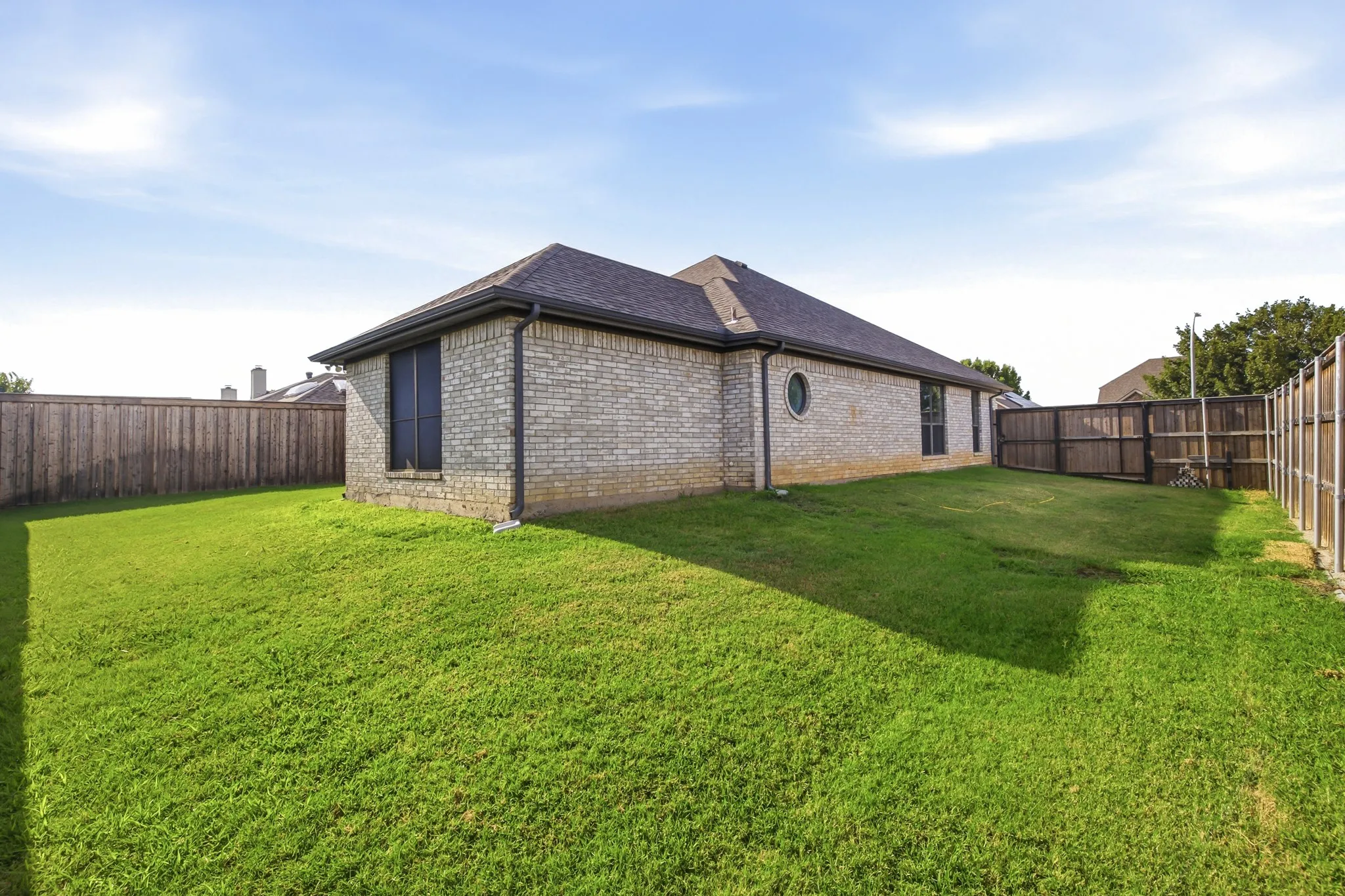 Single Family Residence For Sale in Tarrant County , 9101 Autumn Falls Drive, Fort Worth, Texas 76118, 3 Bedroom, 2 Bathroom, 2 Garage spaces, 1,671 Sqft, built in 2004, mls#21316146, Real Estate Agent in Fort Worth, Homes For Sale in Tarrant county, Homes For Sale in Fort Worth, Realtor in Fort Worth Texas, Real Estate Brokerage Independent Realty Texas, Luminita Cordes Realtor