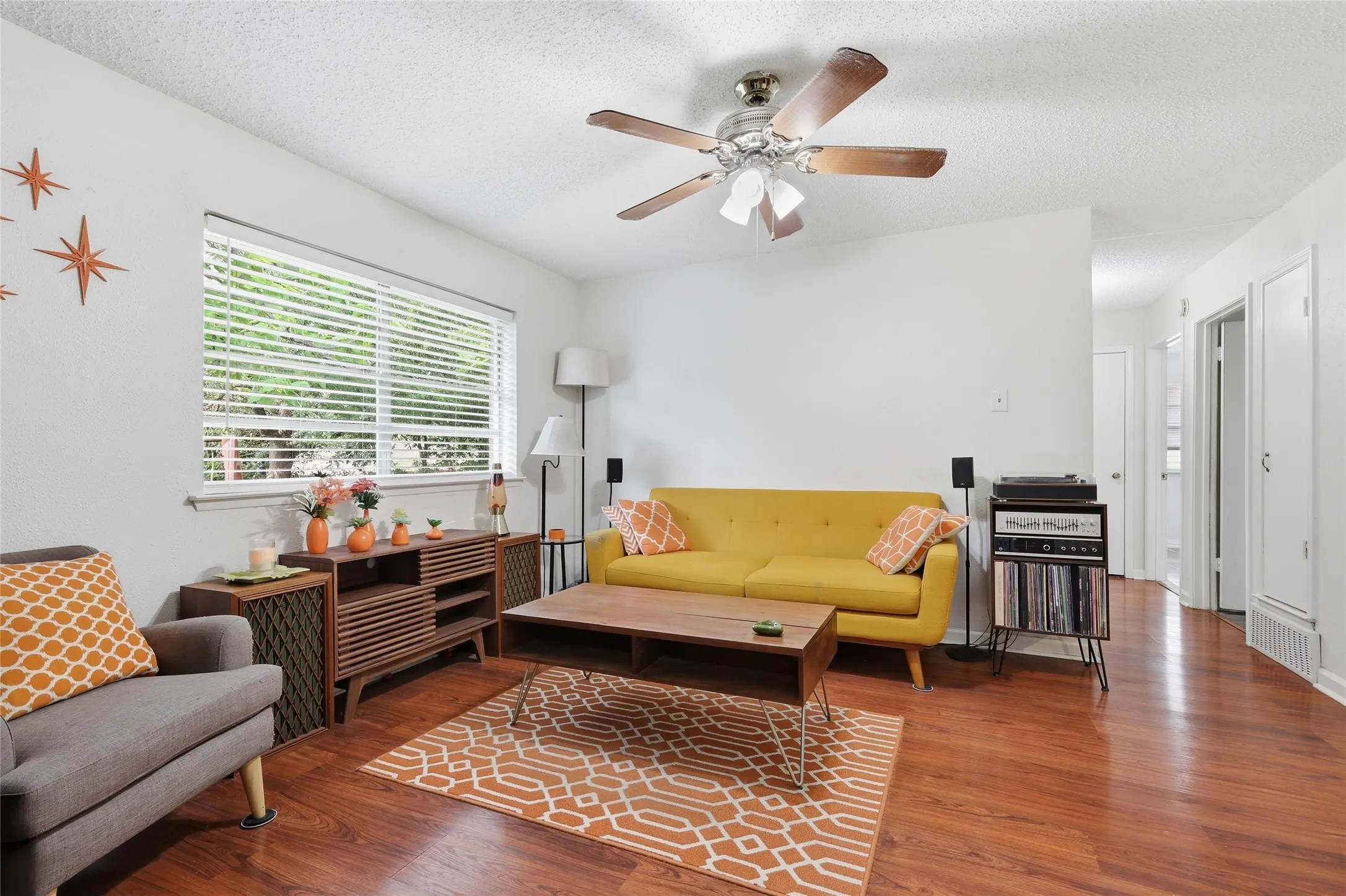 Single Family Residence For Sale in Collin County , 3005 18th Street, Plano, Texas 75074, 3 Bedroom, 1 Bathroom, 1 Garage spaces, 1,044 Sqft, built in 1962, mls#21319141, Real Estate Agent in Plano, Homes For Sale in Collin county, Homes For Sale in Plano, Realtor in Plano Texas, Real Estate Brokerage Independent Realty Texas, Luminita Cordes Realtor