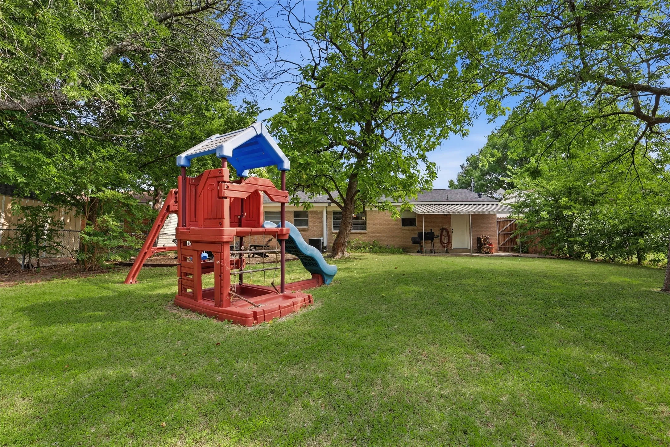 Single Family Residence For Sale in Collin County , 3005 18th Street, Plano, Texas 75074, 3 Bedroom, 1 Bathroom, 1 Garage spaces, 1,044 Sqft, built in 1962, mls#21319141, Real Estate Agent in Plano, Homes For Sale in Collin county, Homes For Sale in Plano, Realtor in Plano Texas, Real Estate Brokerage Independent Realty Texas, Luminita Cordes Realtor