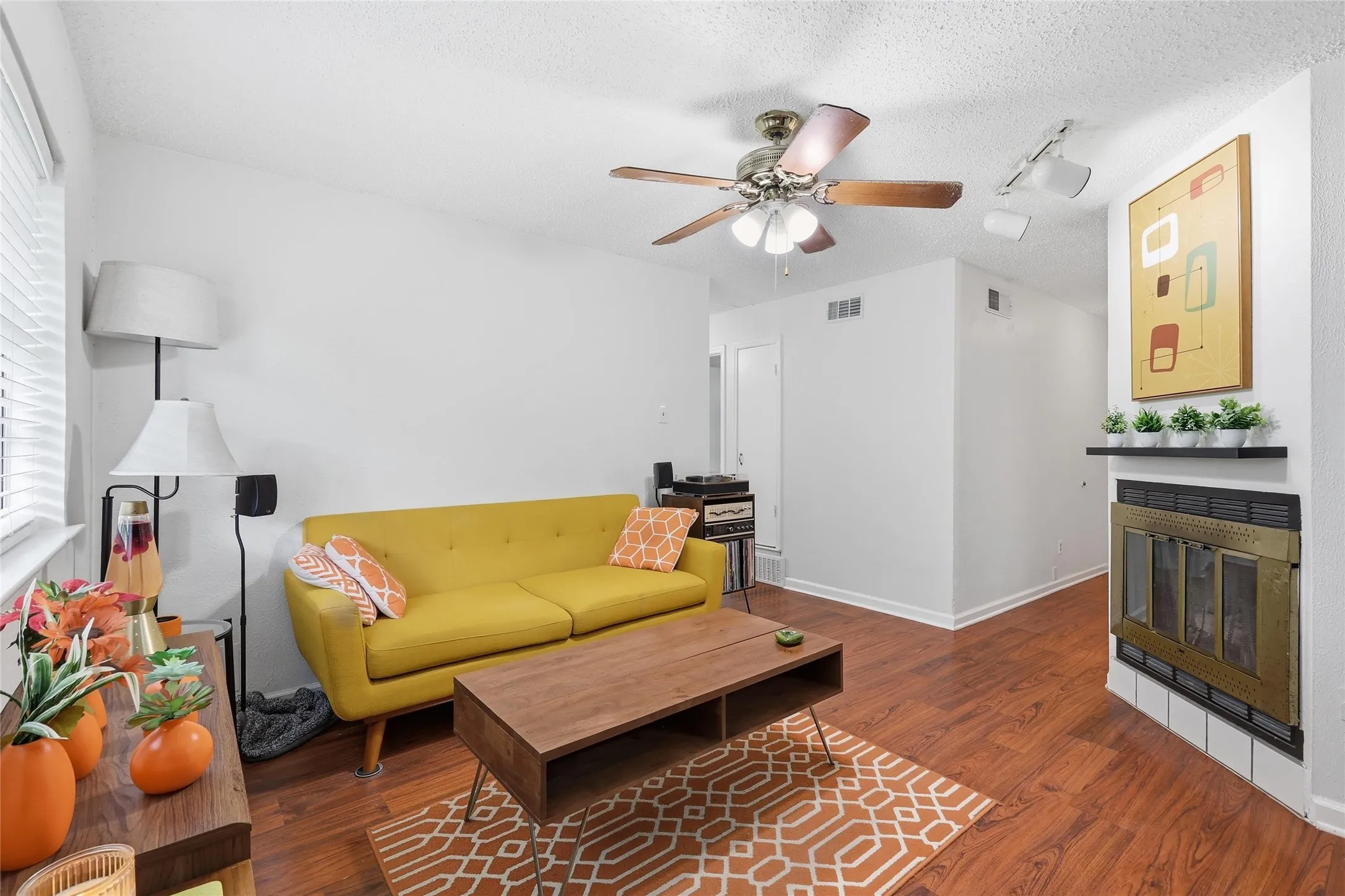 Single Family Residence For Sale in Collin County , 3005 18th Street, Plano, Texas 75074, 3 Bedroom, 1 Bathroom, 1 Garage spaces, 1,044 Sqft, built in 1962, mls#21319141, Real Estate Agent in Plano, Homes For Sale in Collin county, Homes For Sale in Plano, Realtor in Plano Texas, Real Estate Brokerage Independent Realty Texas, Luminita Cordes Realtor