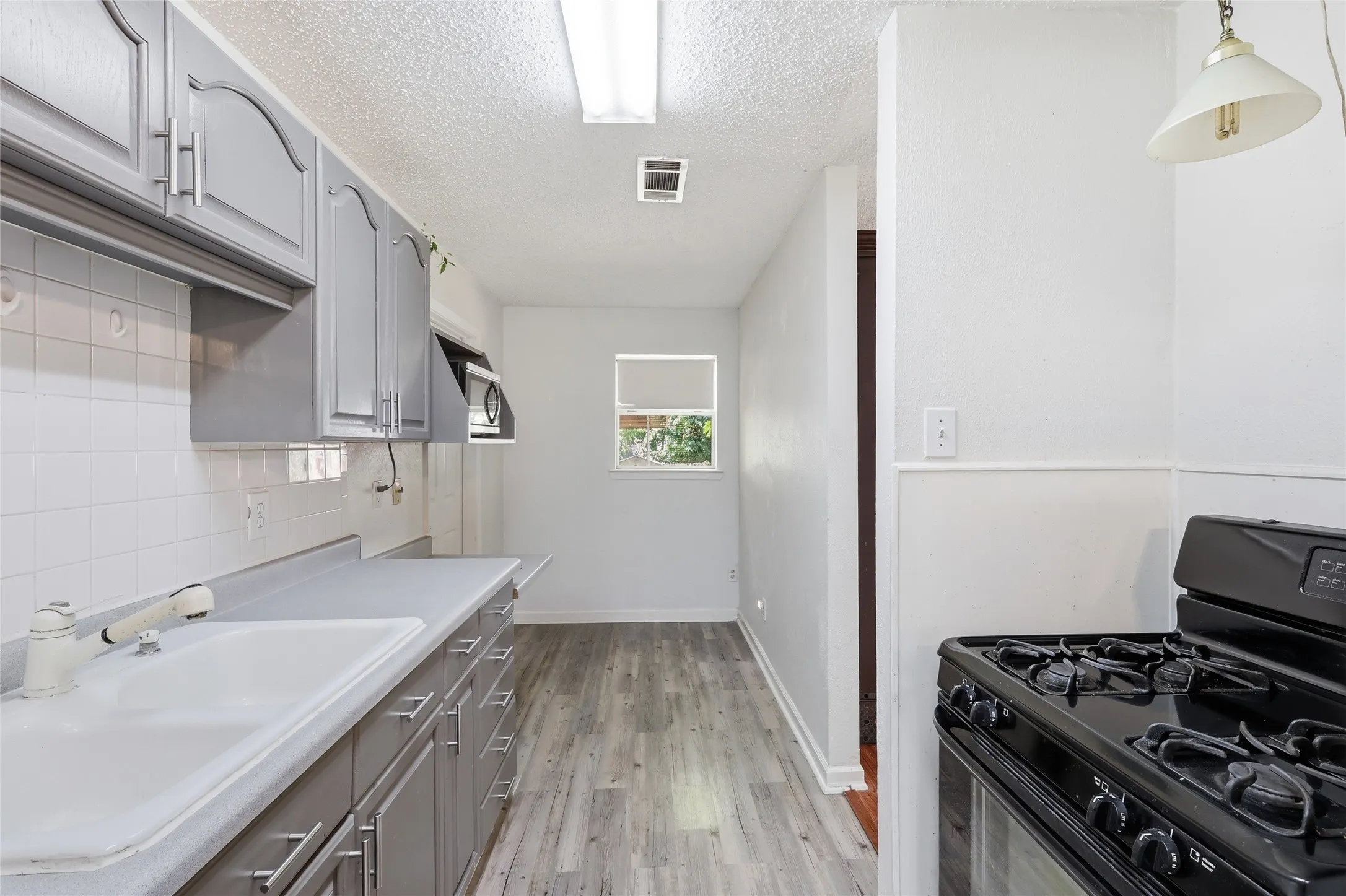 Single Family Residence For Sale in Collin County , 3005 18th Street, Plano, Texas 75074, 3 Bedroom, 1 Bathroom, 1 Garage spaces, 1,044 Sqft, built in 1962, mls#21319141, Real Estate Agent in Plano, Homes For Sale in Collin county, Homes For Sale in Plano, Realtor in Plano Texas, Real Estate Brokerage Independent Realty Texas, Luminita Cordes Realtor
