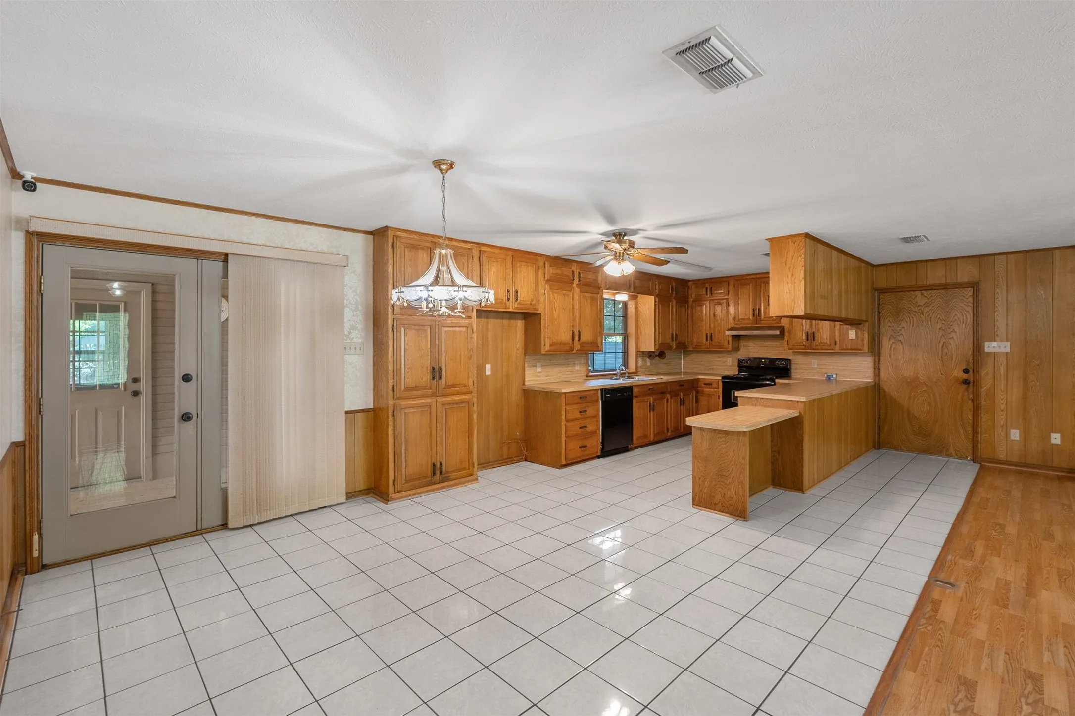 Single Family Residence For Sale in Van Zandt County , 741 VZ County Road 4134, Canton, Texas 75103, 3 Bedroom, 1 Bathroom, 2 Garage spaces, 1,491 Sqft, built in 1984, mls#21318274, Real Estate Agent in Canton, Homes For Sale in Van Zandt county, Homes For Sale in Canton, Realtor in Canton Texas, Real Estate Brokerage Independent Realty Texas, Luminita Cordes Realtor